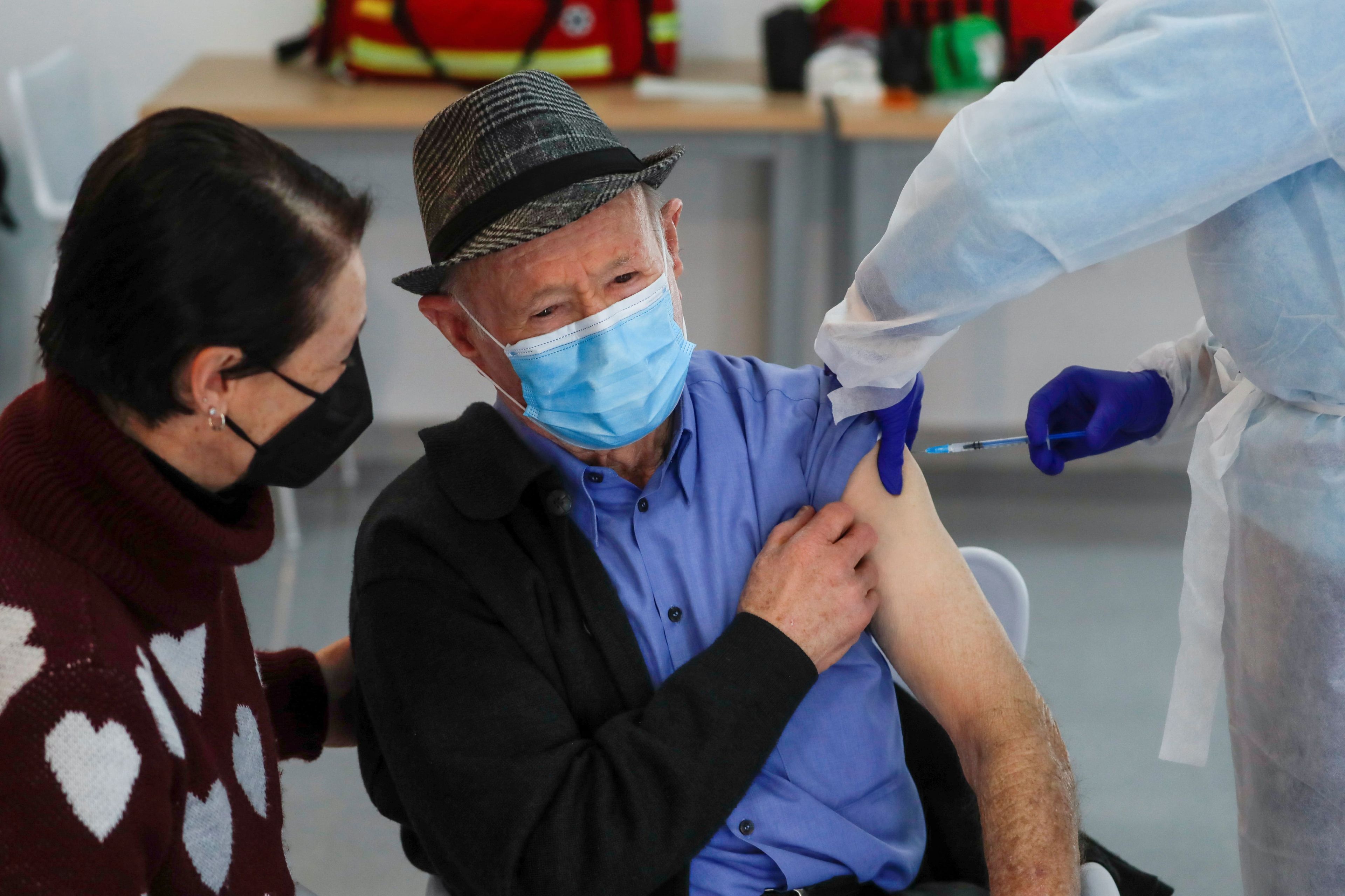 Un anciano recibe la primera dosis de la vacuna de Pfizer y BioNTech en Ronda, España.