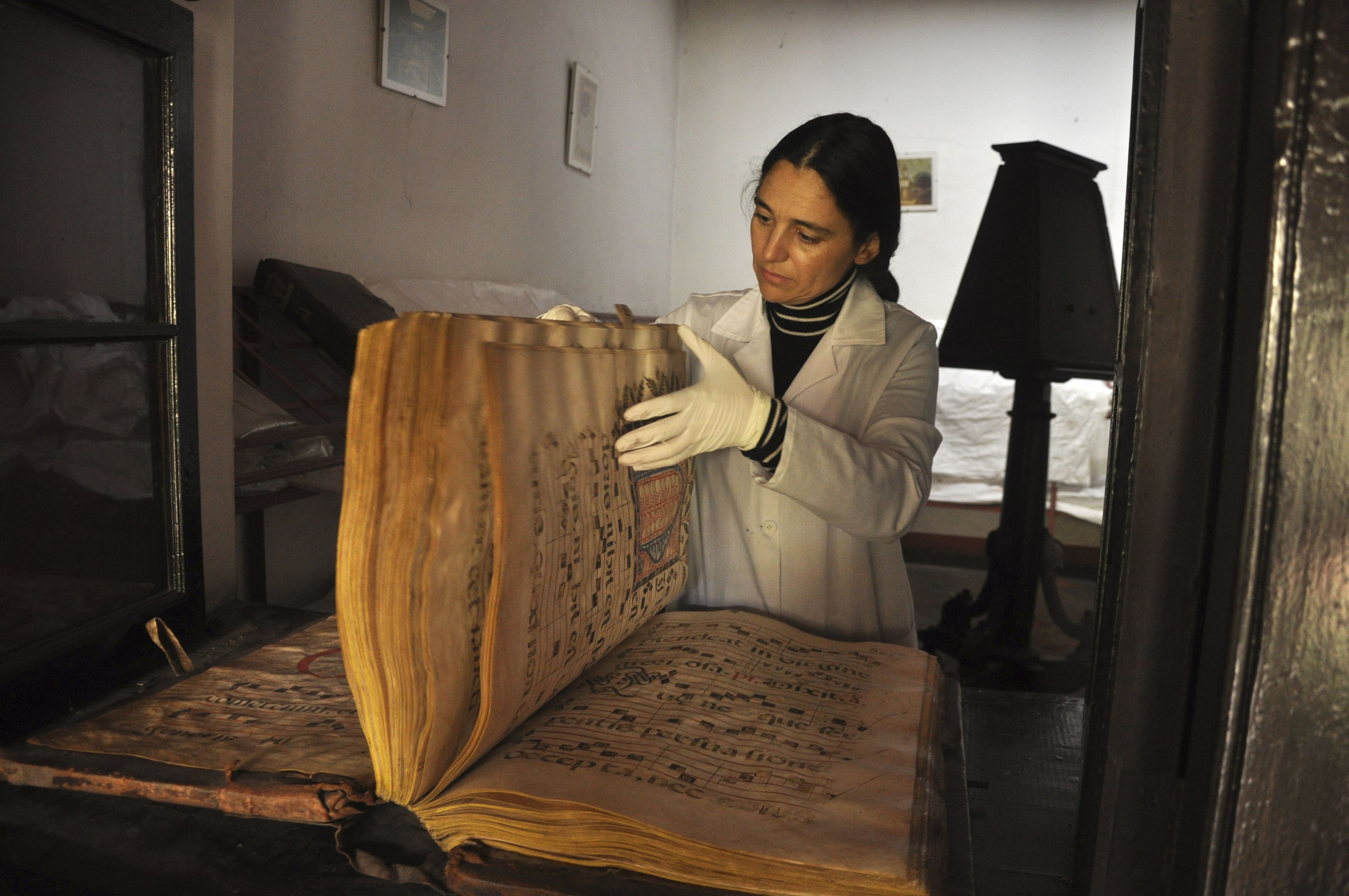 Un antiguo documento en un convento de 4 siglos en Perú.