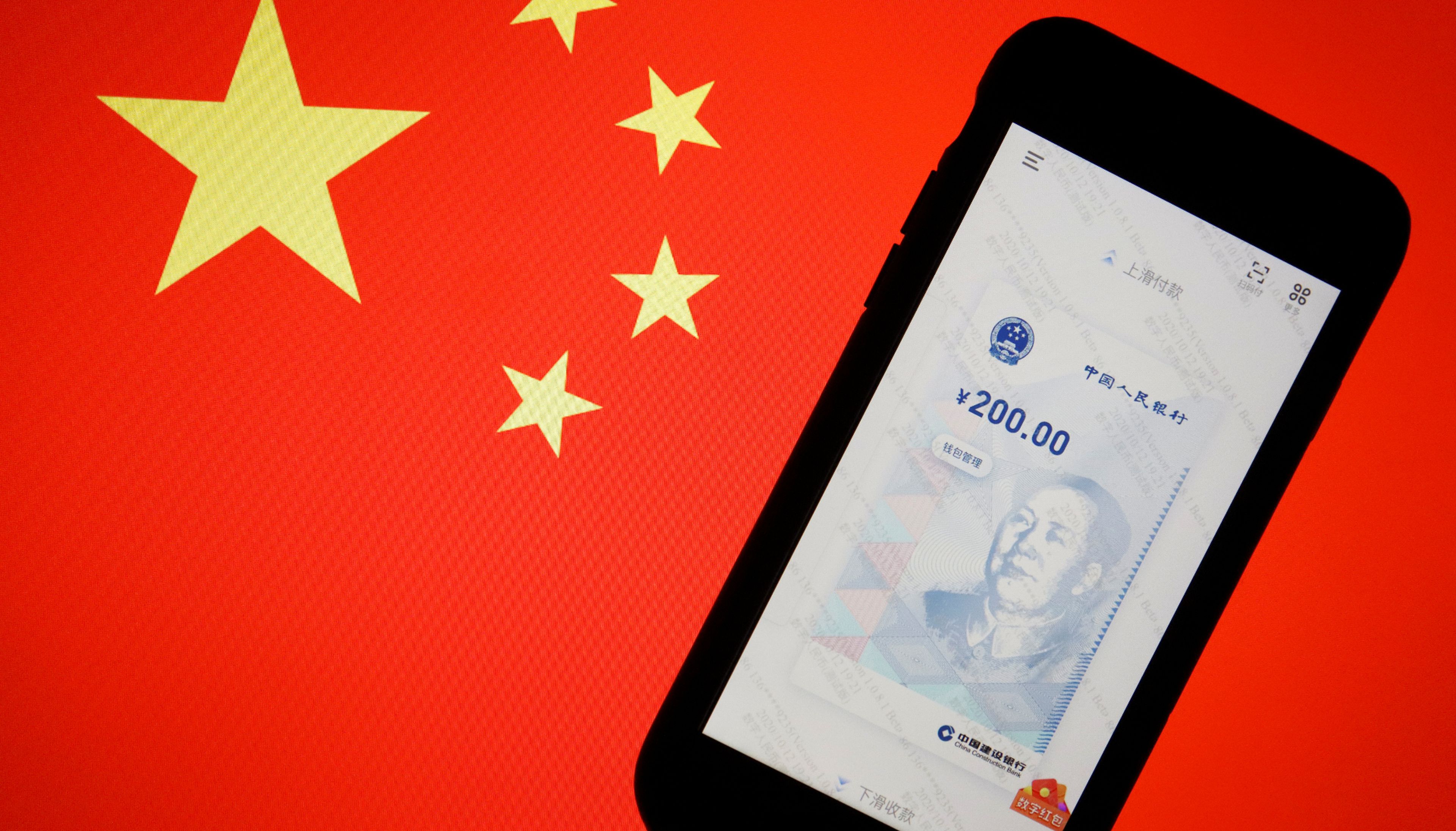 La aplicación para usar el yuan digital, sobre una bandera china
