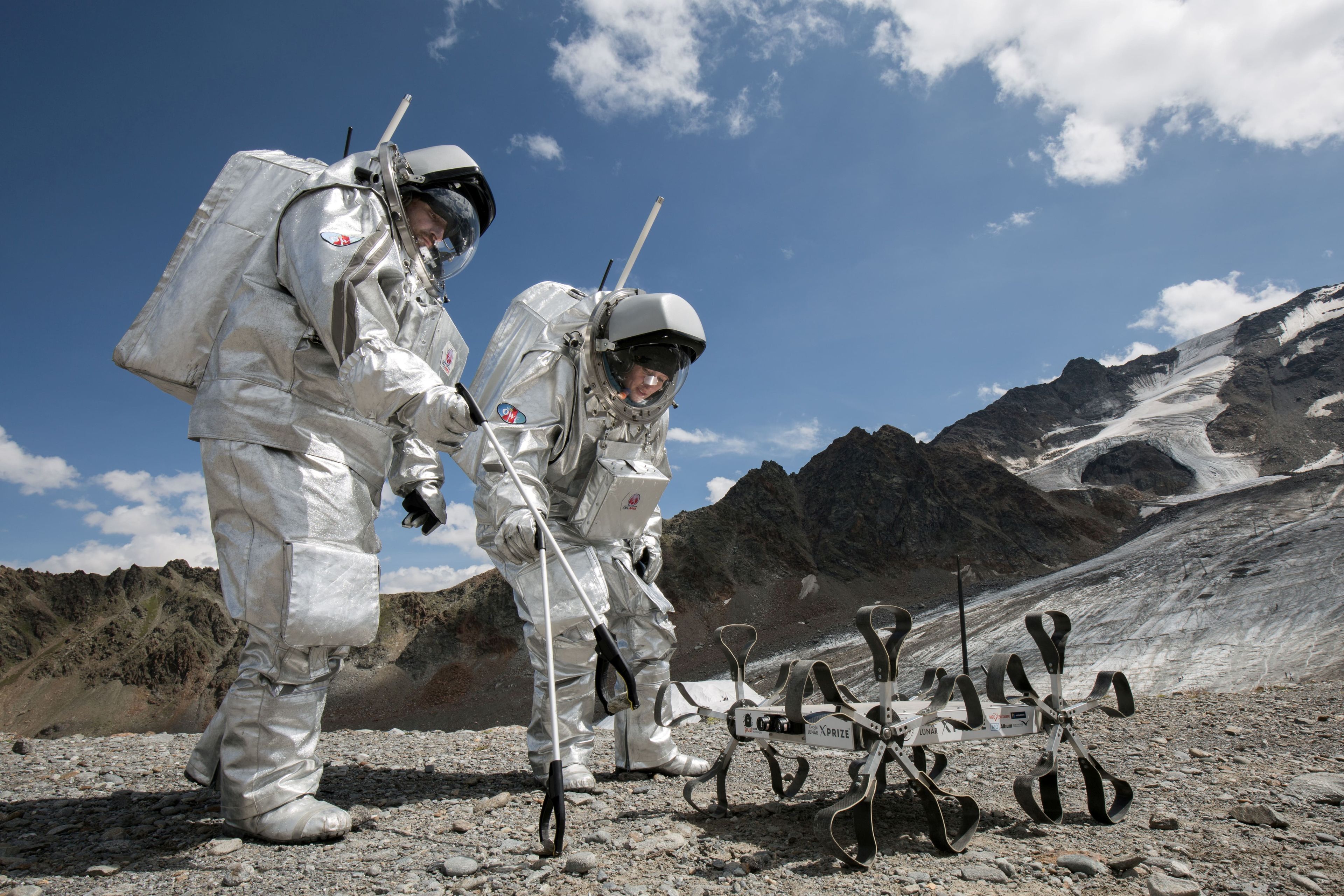 Astronautas prueban el robot lunar Puli Rover.