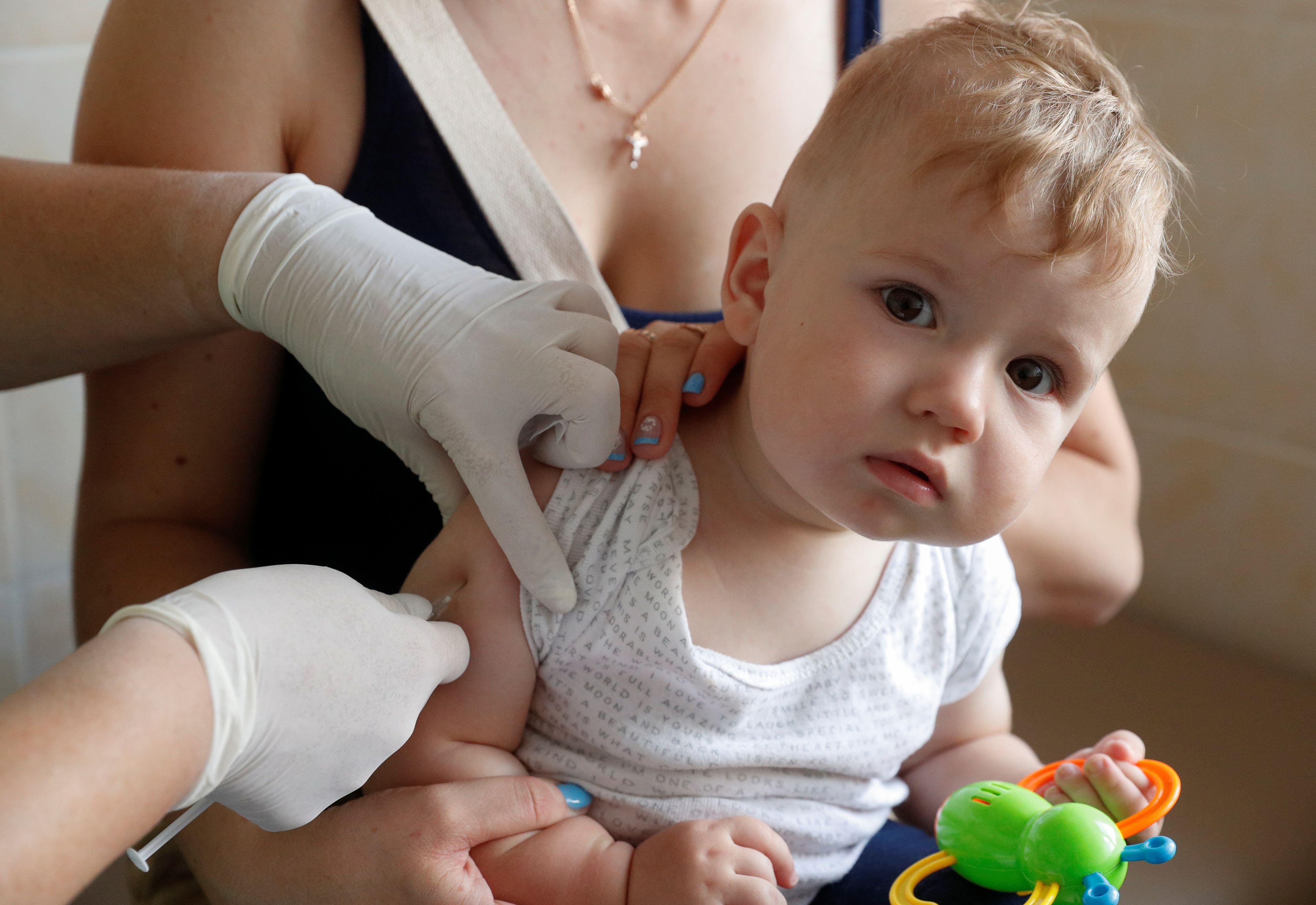 Un bebé vacunándose