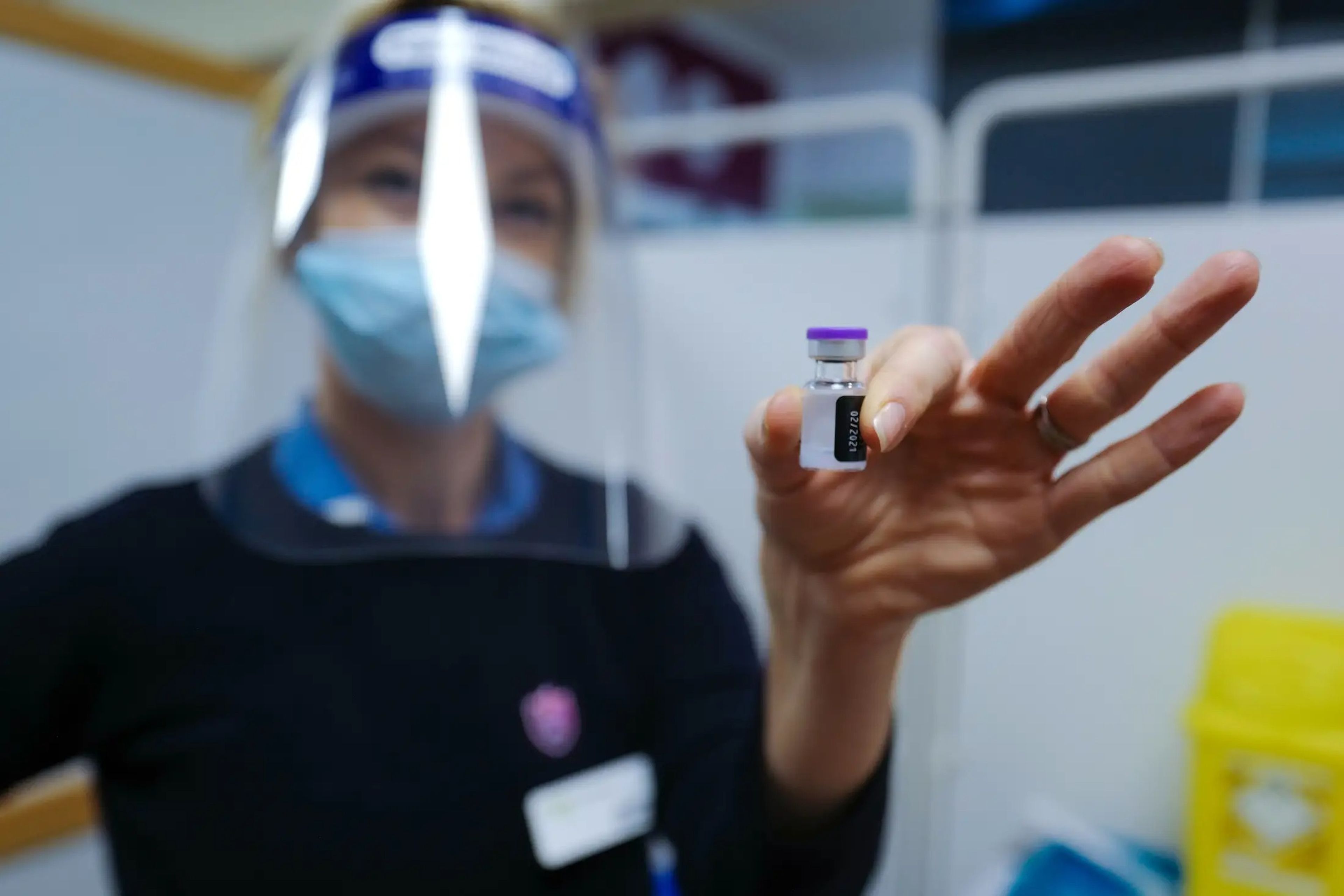 Una enfermera del Royal Cornwall Hospital se prepara para administrar una vacuna COVID-19 en Truro, Reino Unido. Hugh Hastings/Getty Images
