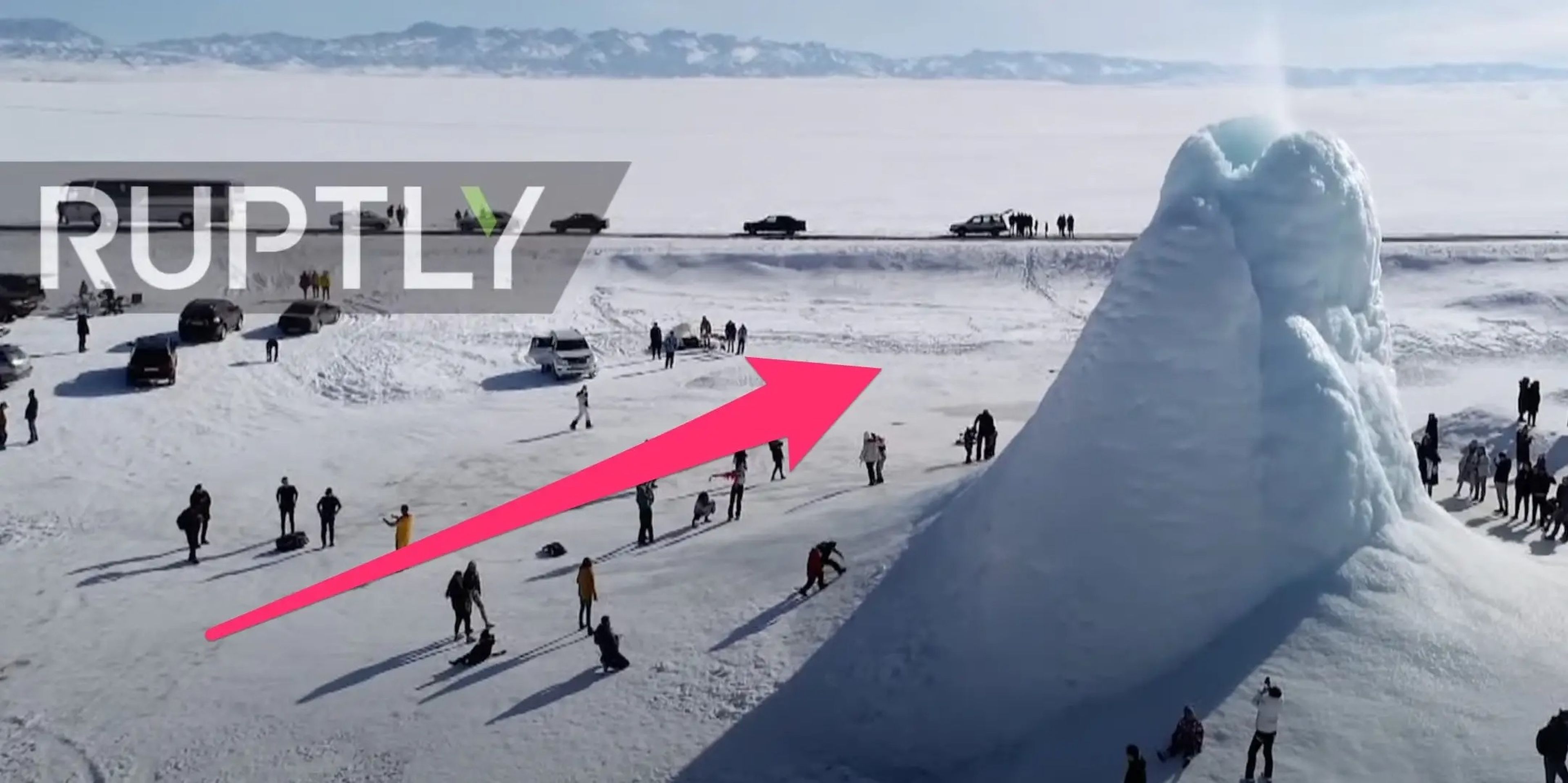 Turistas reunidos alrededor de un cono de hielo de 14 metros de altura, que apareció en la región de Almaty (Kazajistán).