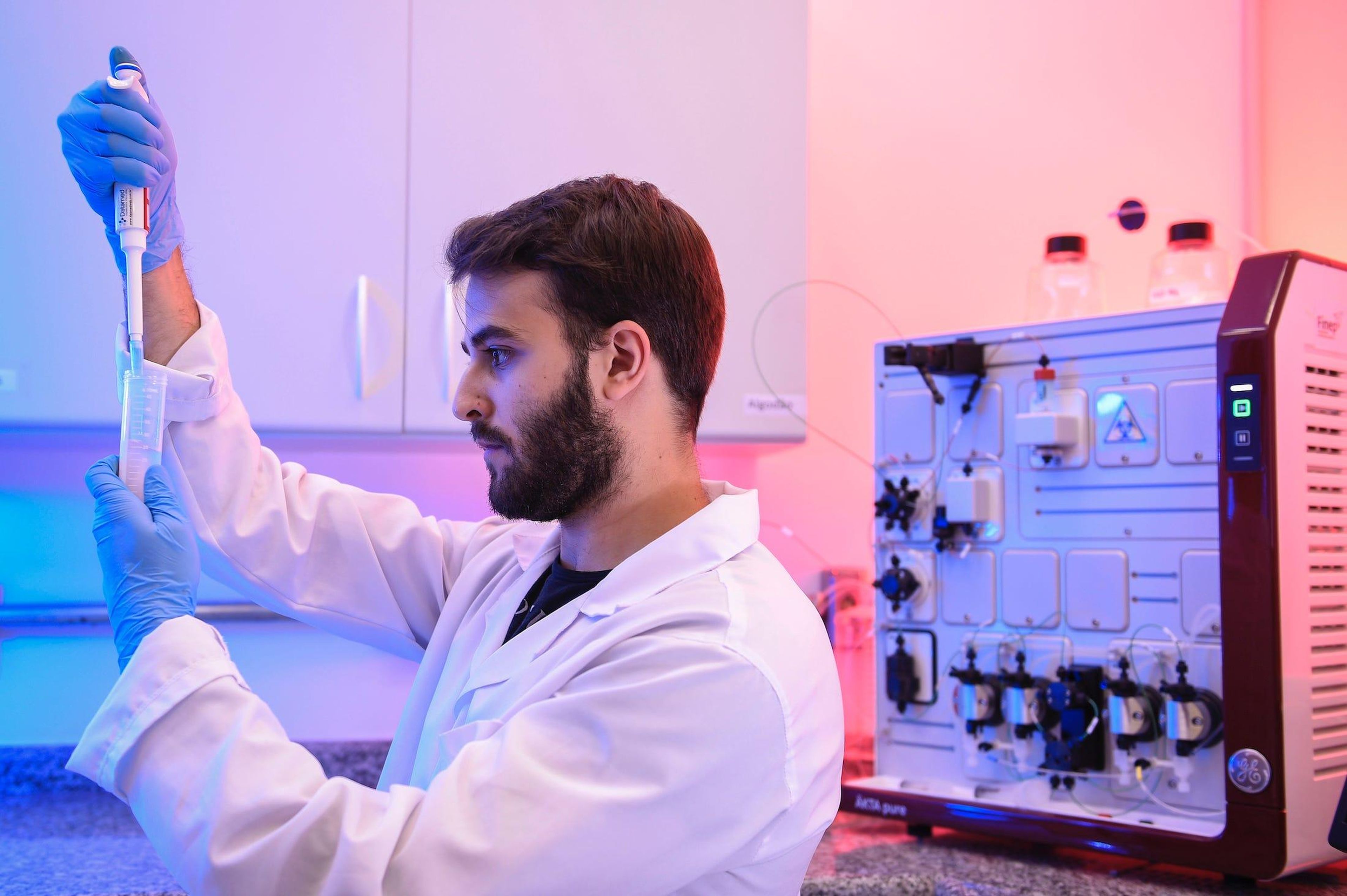 Un estudiante de ingeniería química trabaja con una prueba relacionada con la producción de vacunas contra el coronavirus el 24 de marzo en Belo Horizonte, Brasil.