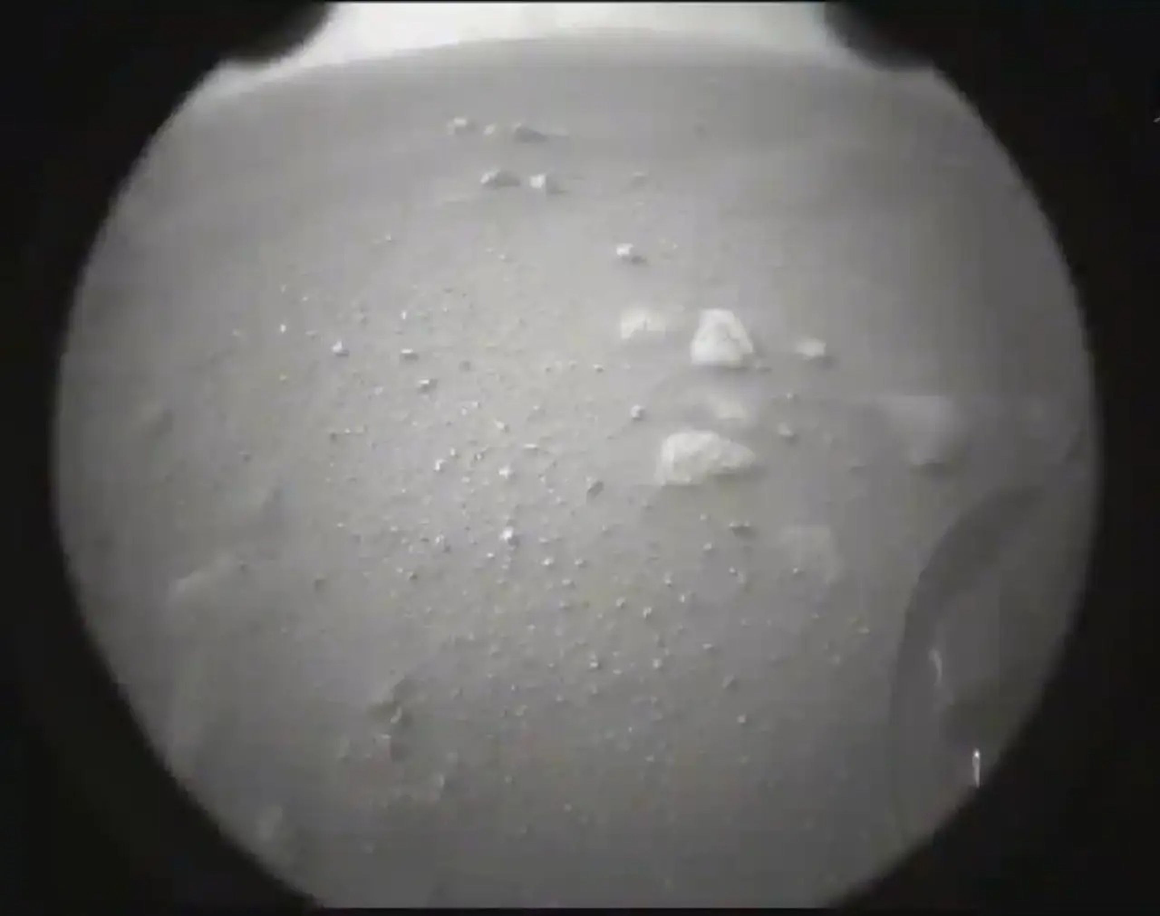 La segunda foto que Perseverance capturó en Marte, usando sus cámaras traseras, el 18 de febrero de 2021.