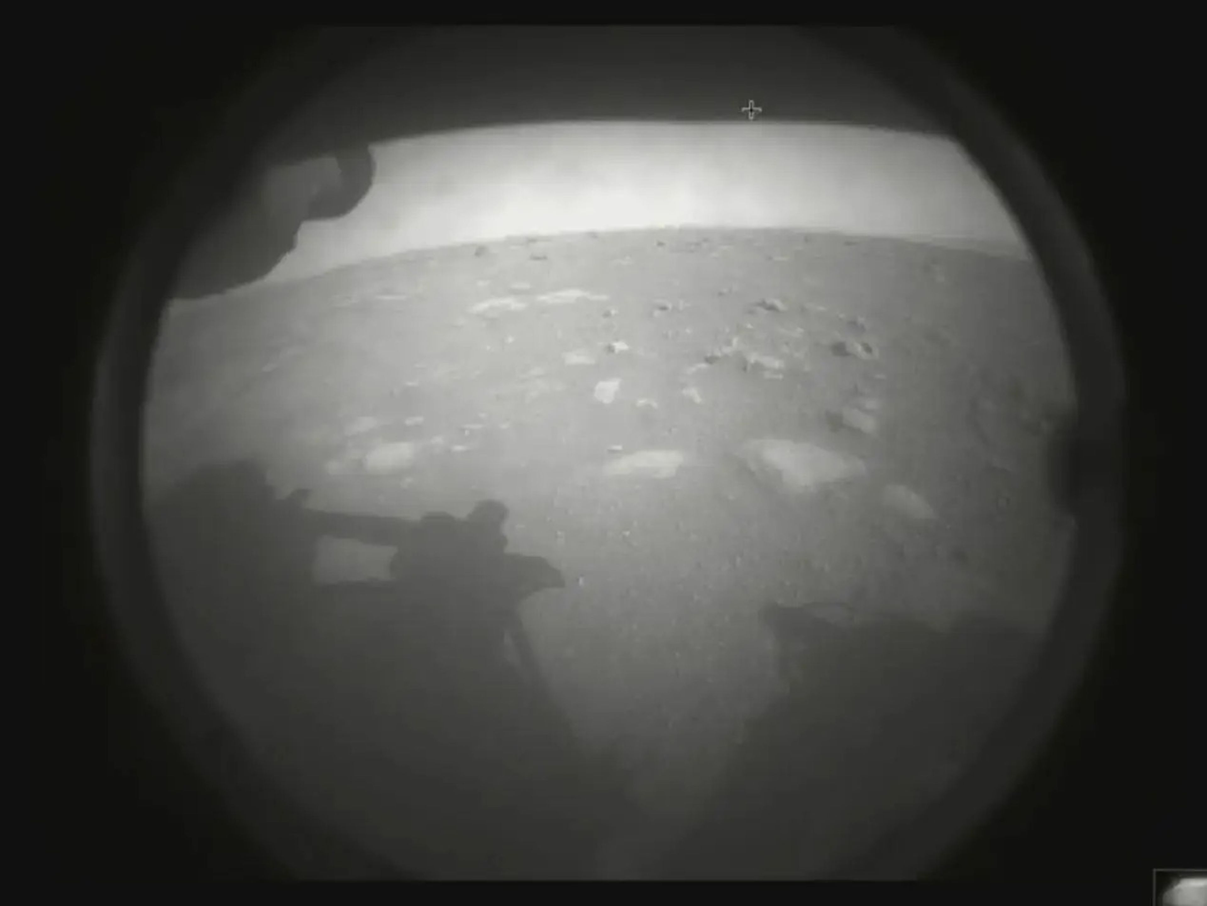 La primera imagen que tomó el rover Perseverance de la NASA en Marte, solo segundos después del aterrizaje, el 18 de febrero de 2021.