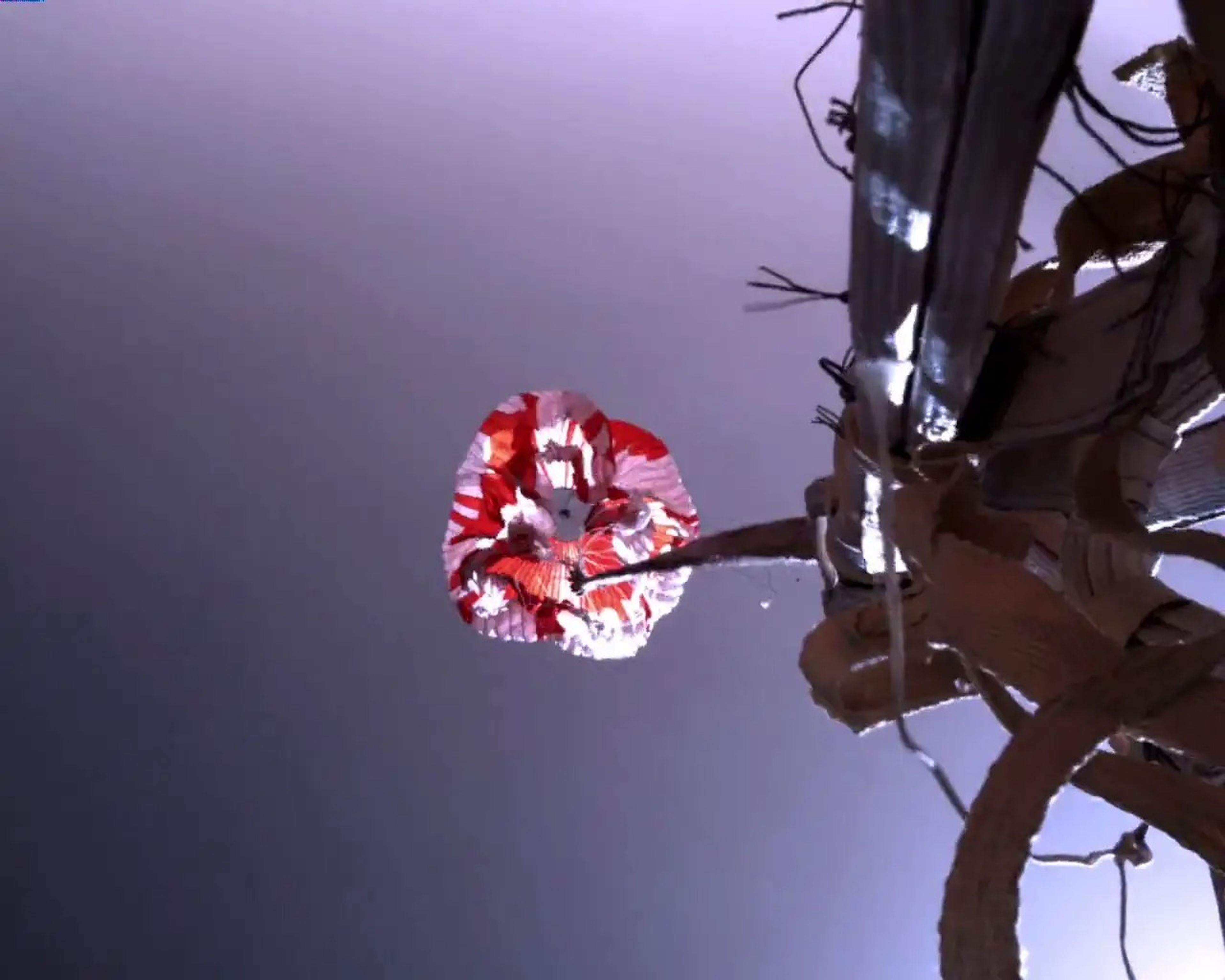 Una cámara montada en la cápsula de entrada del vehículo Perseverance capturó esta imagen del paracaídas desplegándose.