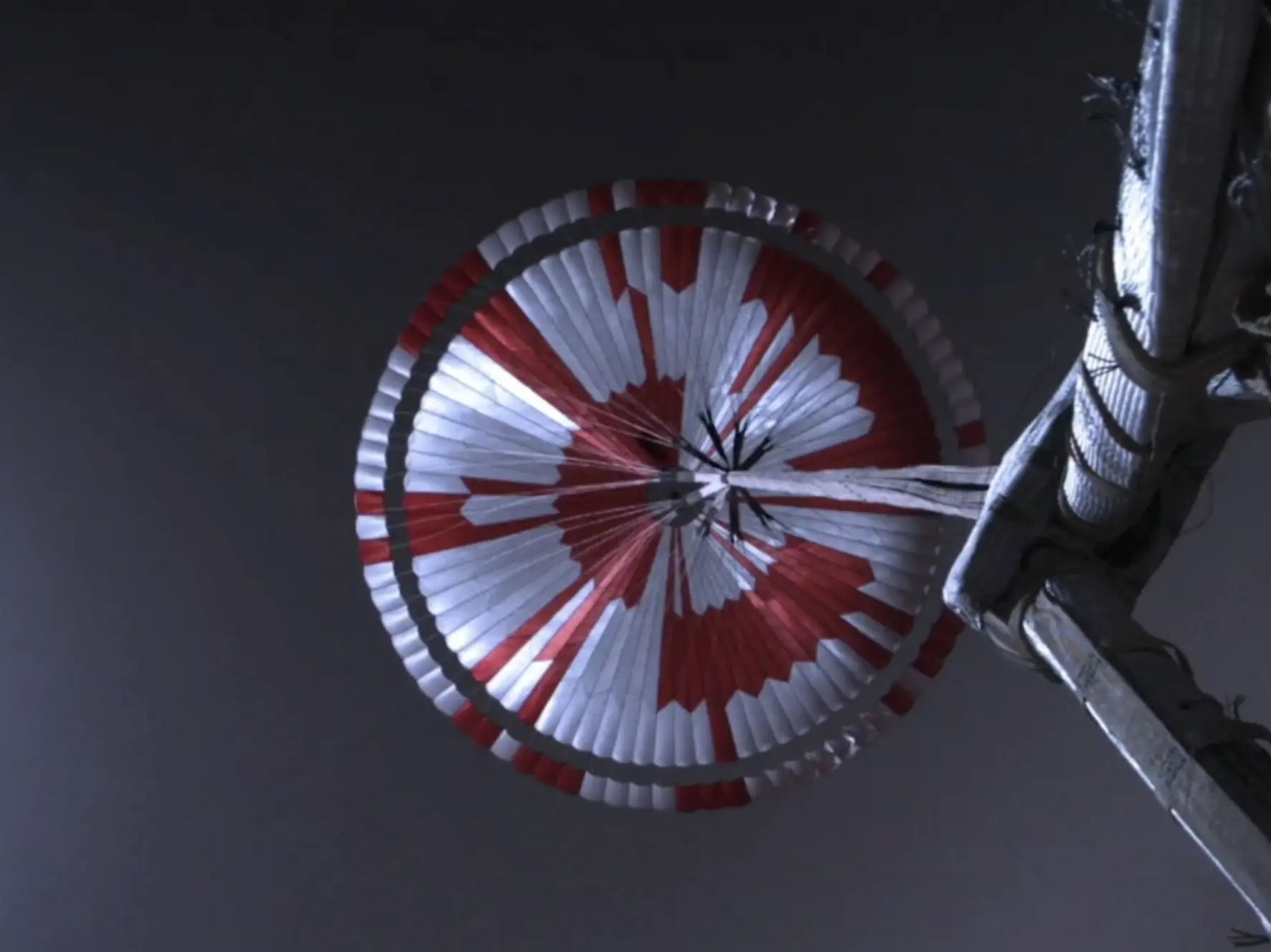 Una captura de pantalla del nuevo video muestra el despliegue del paracaídas de la cápsula Perseverance.