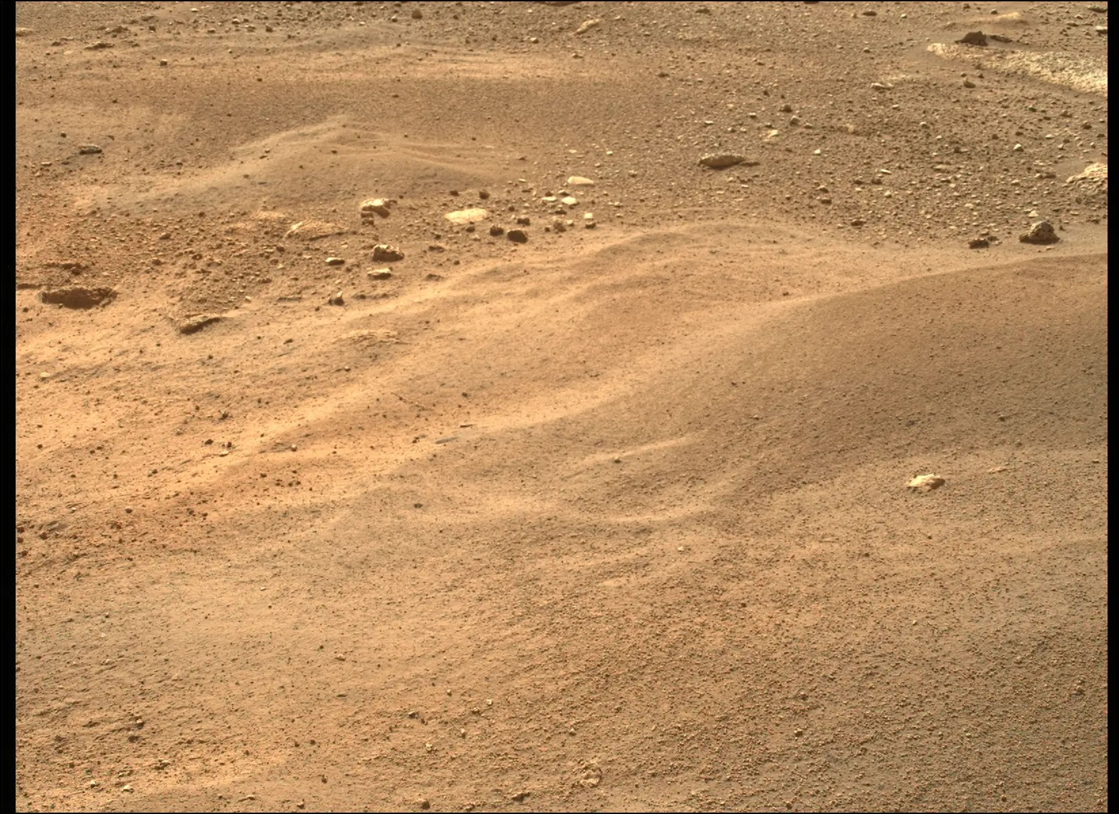 El rover Mars Perseverance de la NASA adquirió esta imagen usando una cámara Mastcam-Z, ubicada en lo alto del mástil del rover.