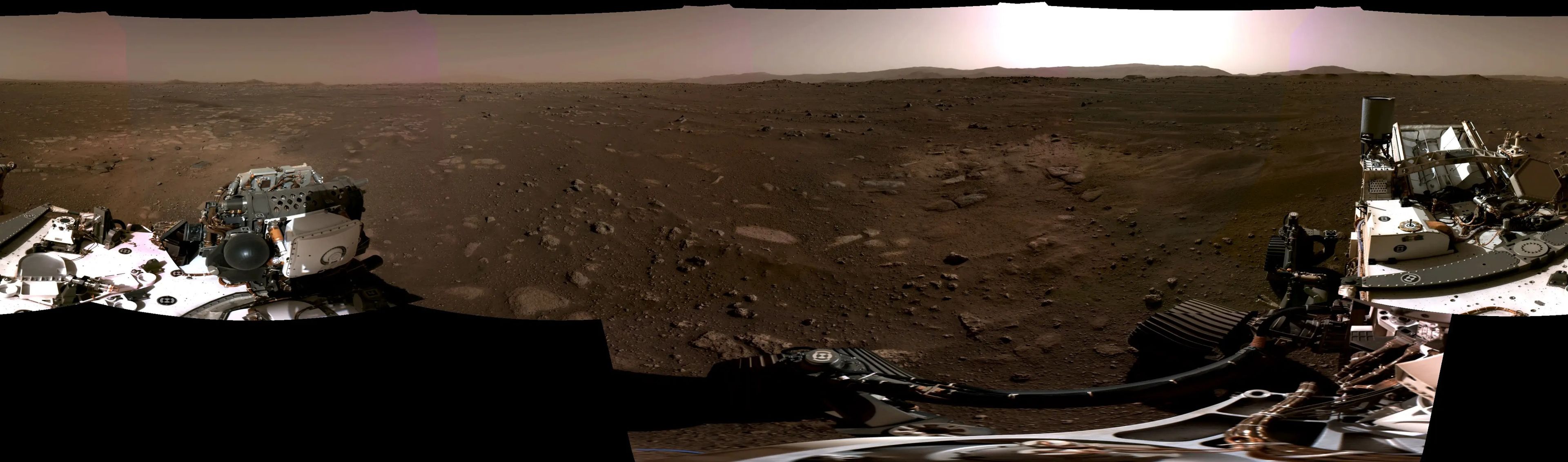 Esta panorámica, tomada el 20 de febrero de 2021 por las cámaras de navegación del rover Perseverance Mars, se unió a partir de 6 imágenes individuales.