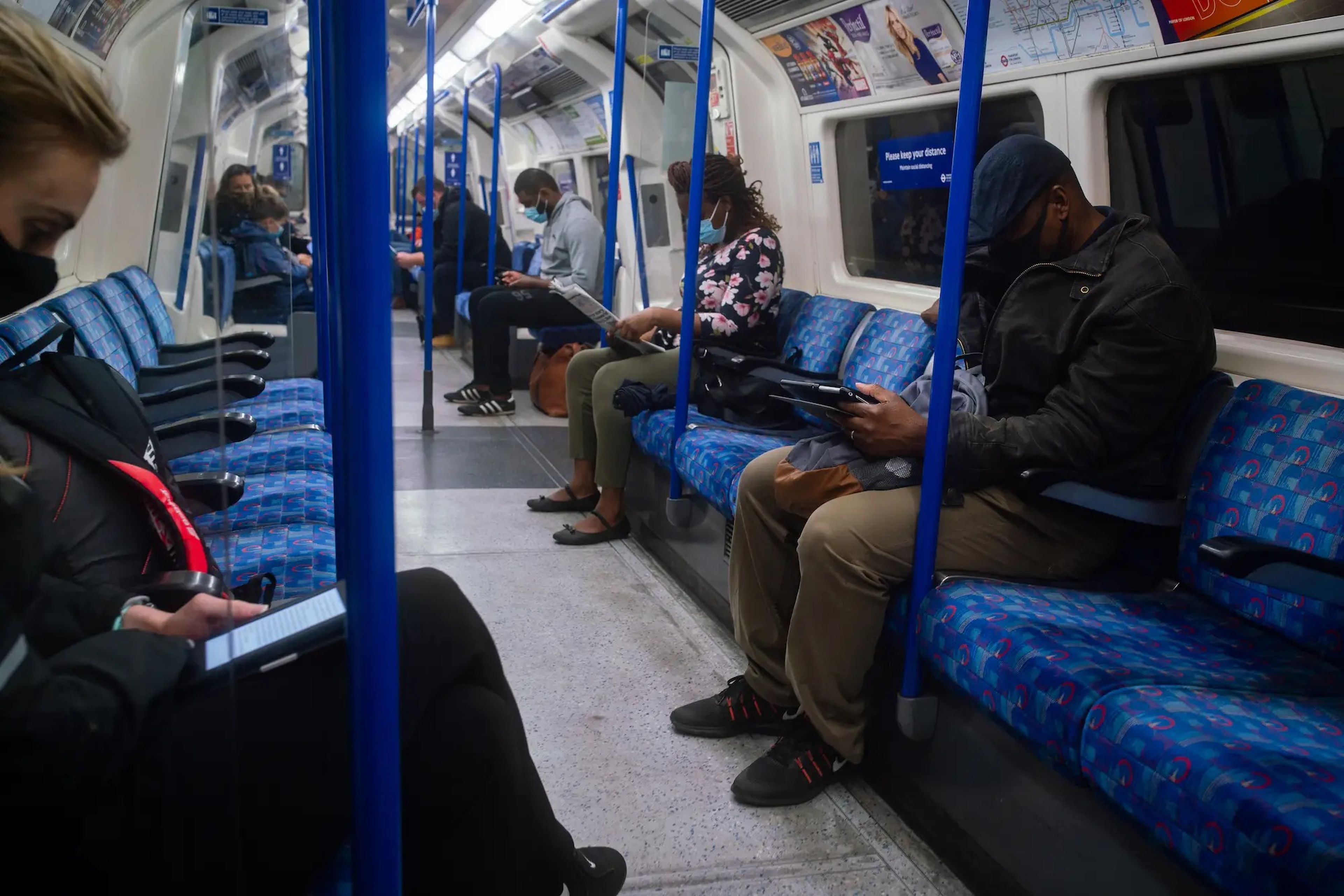 Personas en el metro de Londres en septiembre de 2020. Aaron Chown/PA Images via Getty Images.