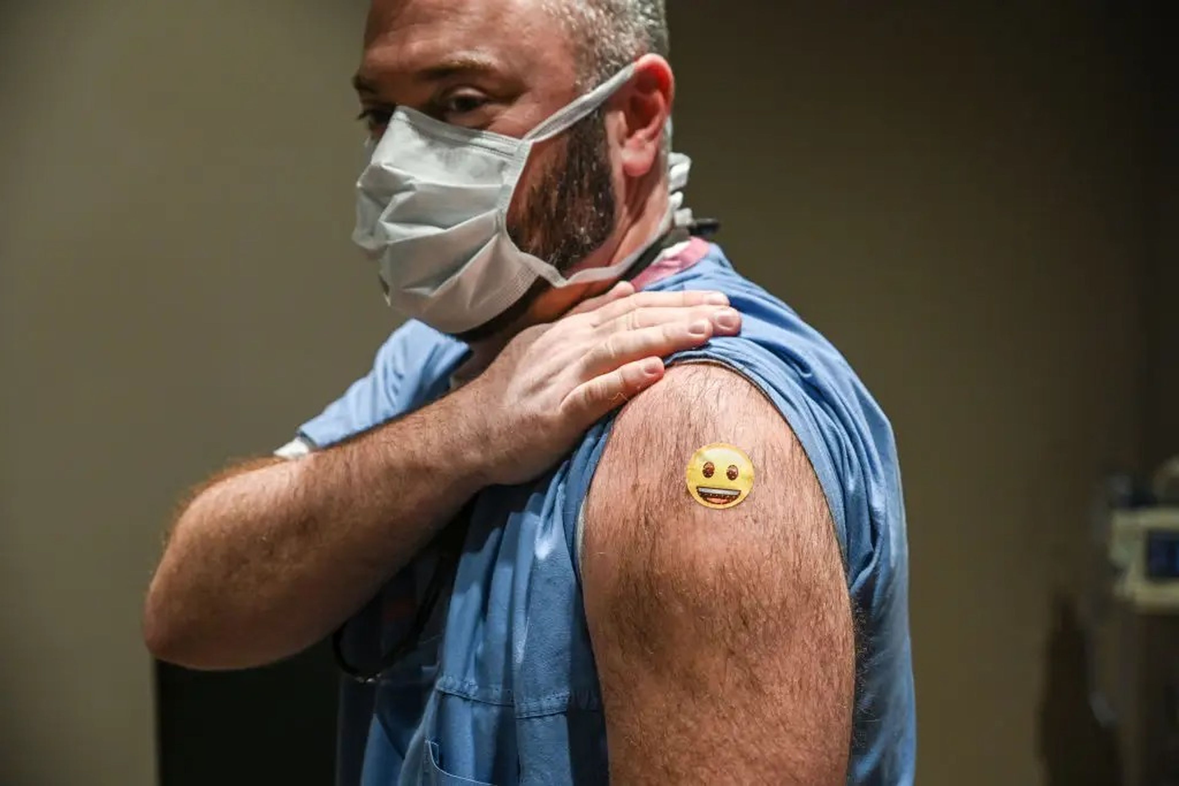 El médico Jason Smith muestra su brazo después de ser vacunado en el University of Louisville Hospital en Kentucky (EEUU). Jon Cherry/Getty Images.