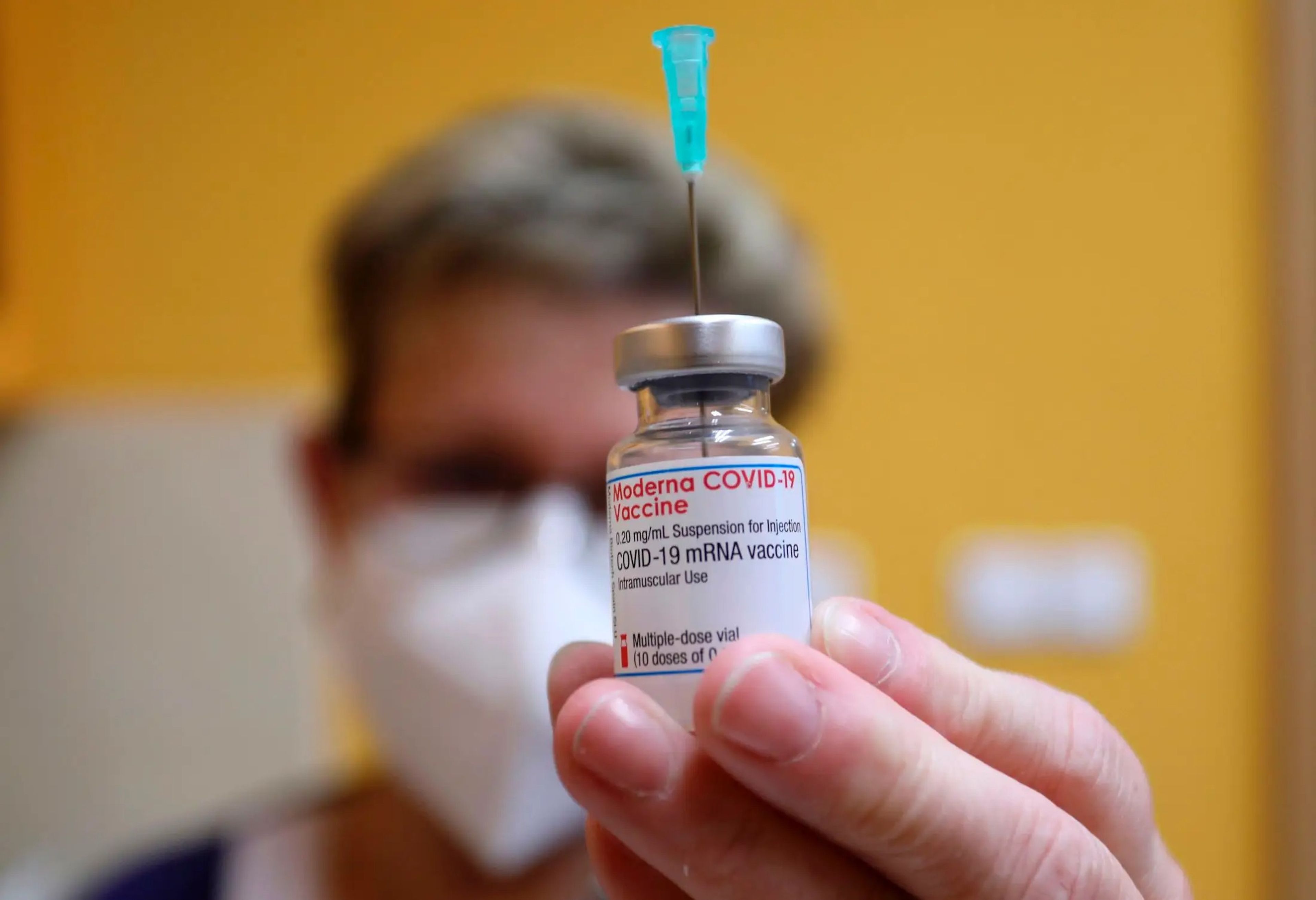 Una dosis de la vacuna de COVID-19 de Monderna. Radek Mica/AFP via Getty Images.