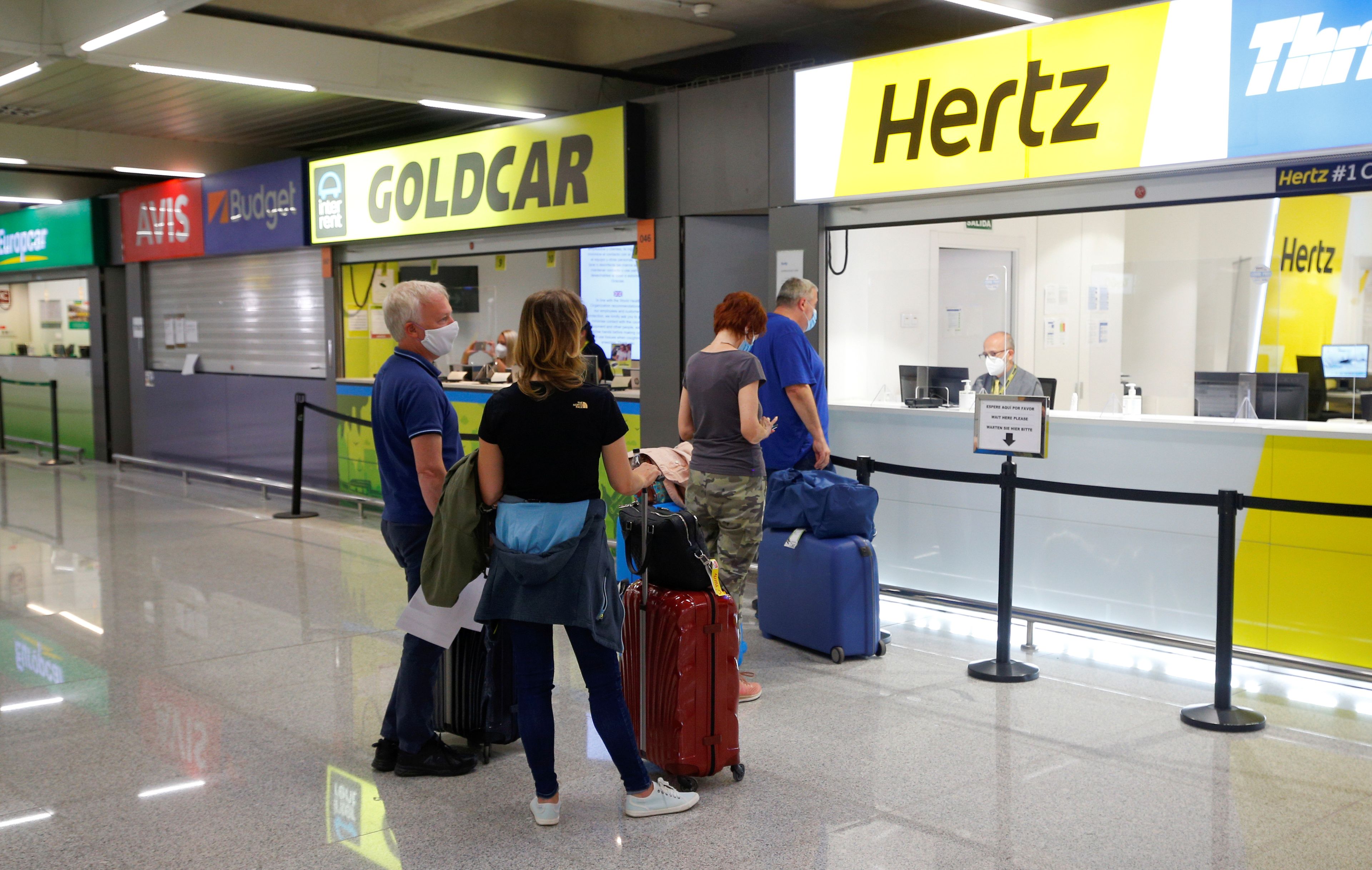 Turistas hacen cola para alquilar un coche en el Aeropuerto de Palma de Mallorca.
