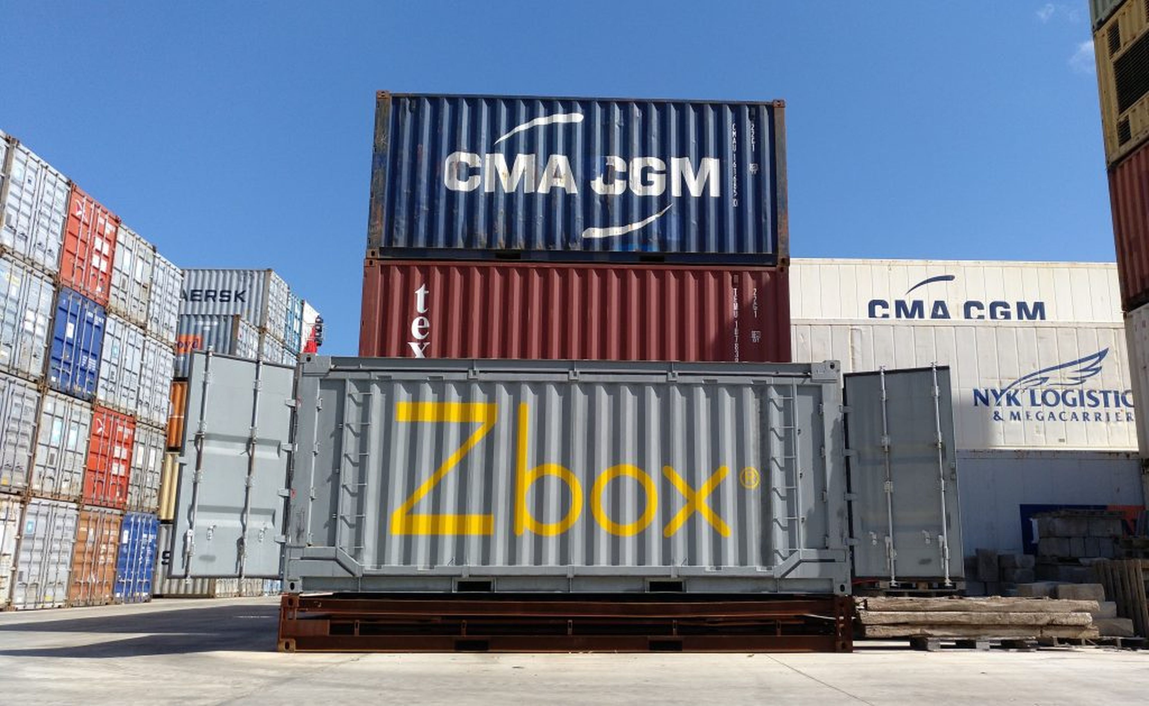 Un contenedor plegable Zbox, de Navlandis, en el área de carga de un puerto.