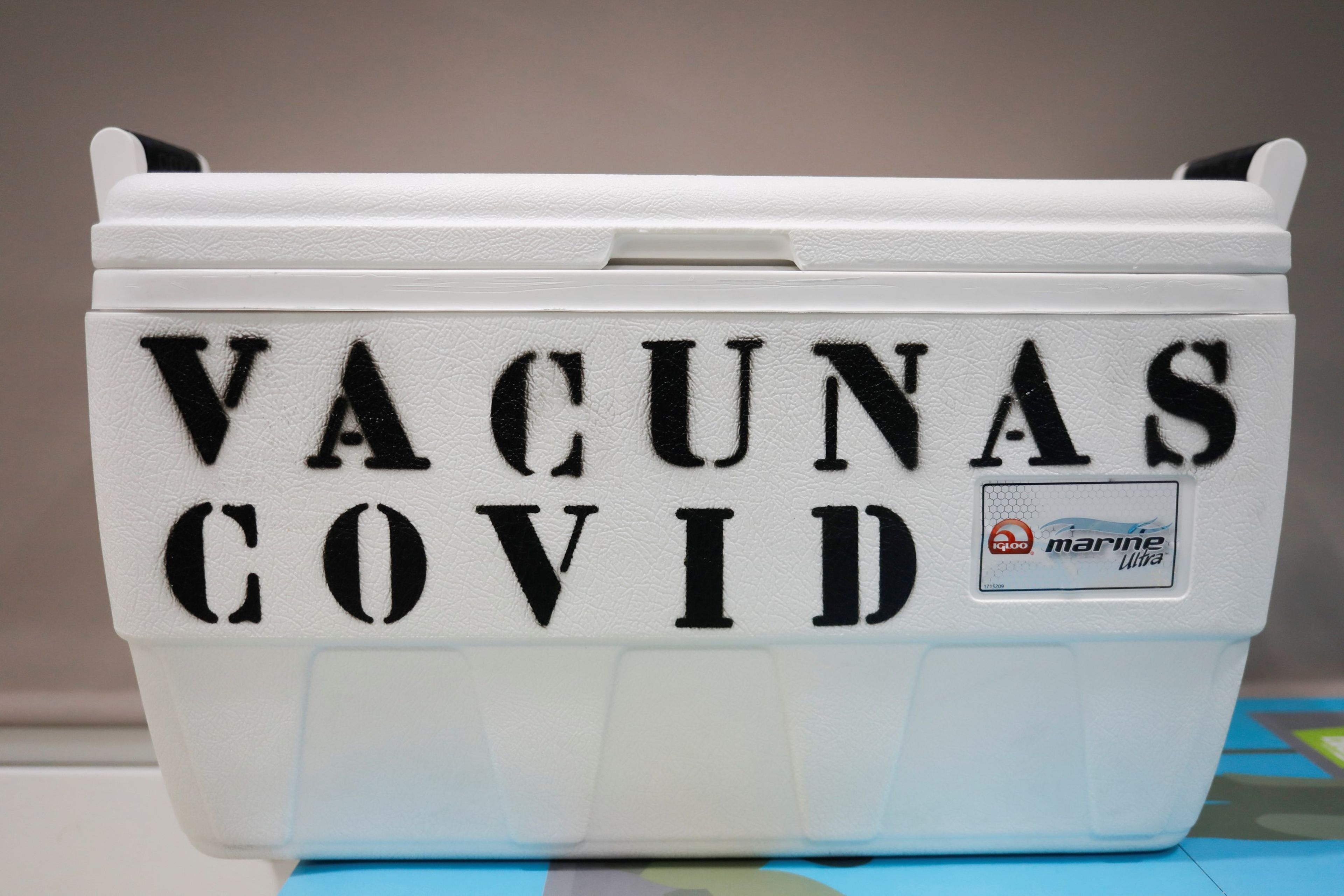 Un contenedor de vacunas contra el COVID-19 a su llegada a España