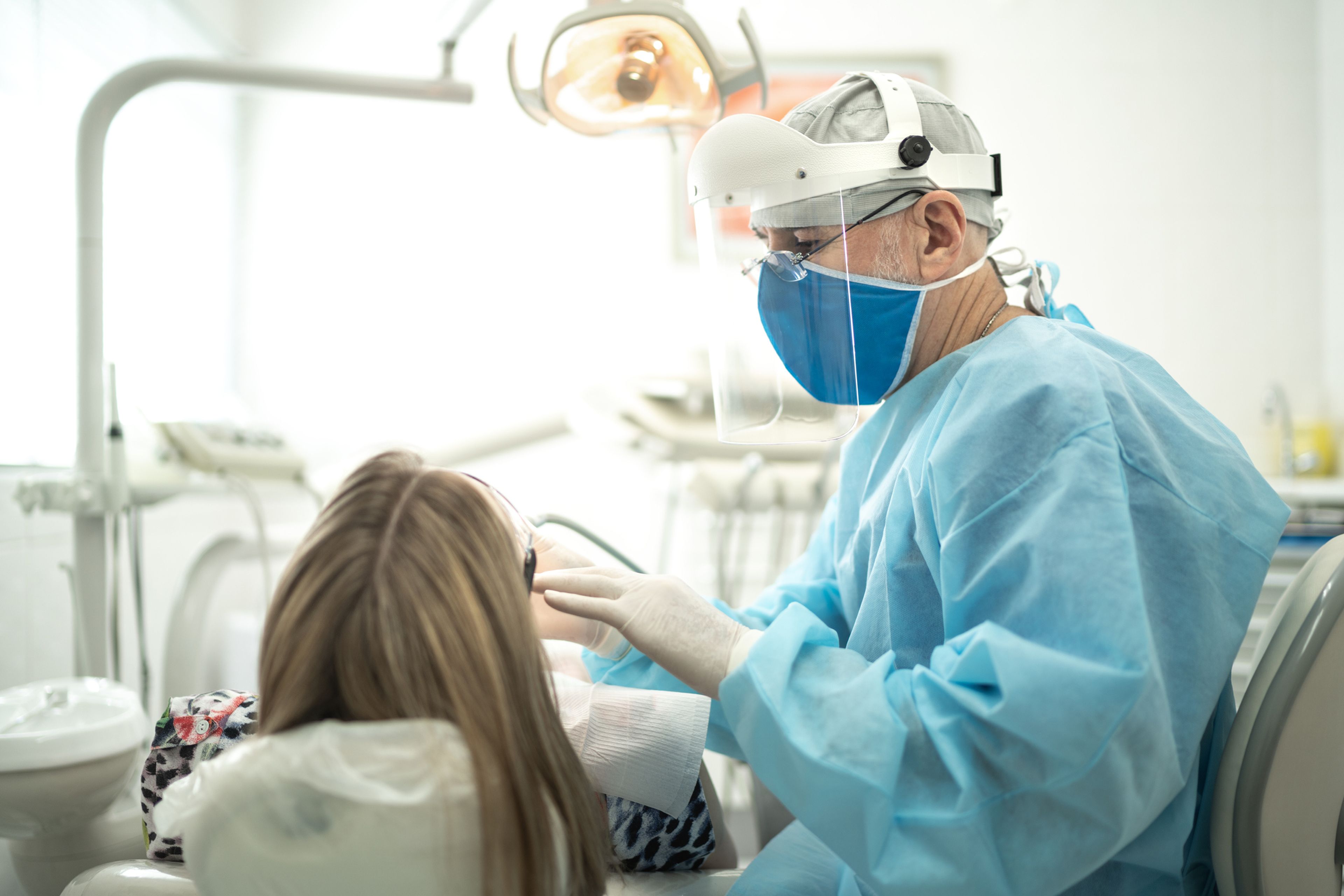 Un dentista en su consulta con una paciente.