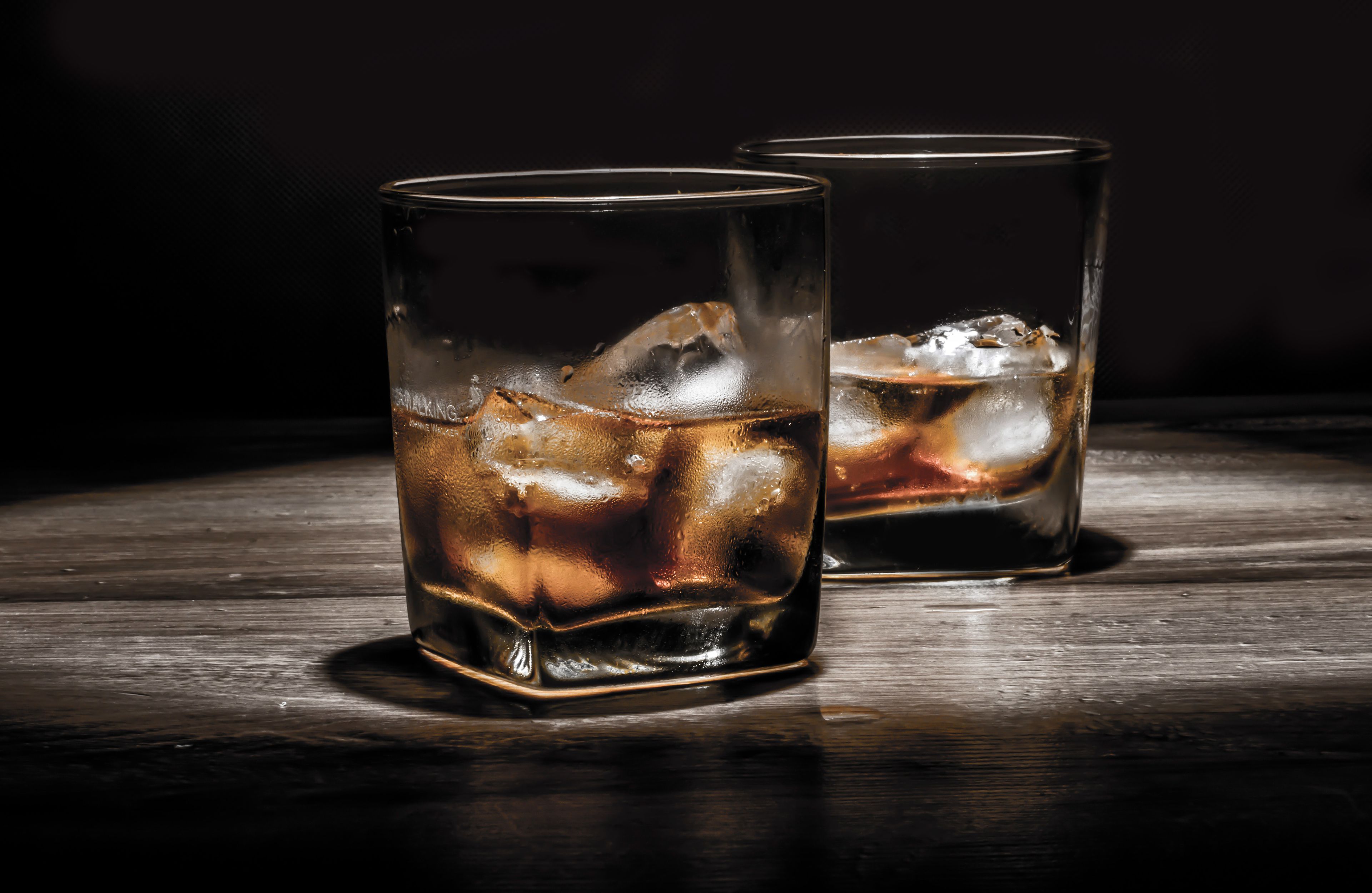 Dos vasos con hielo y whisky.