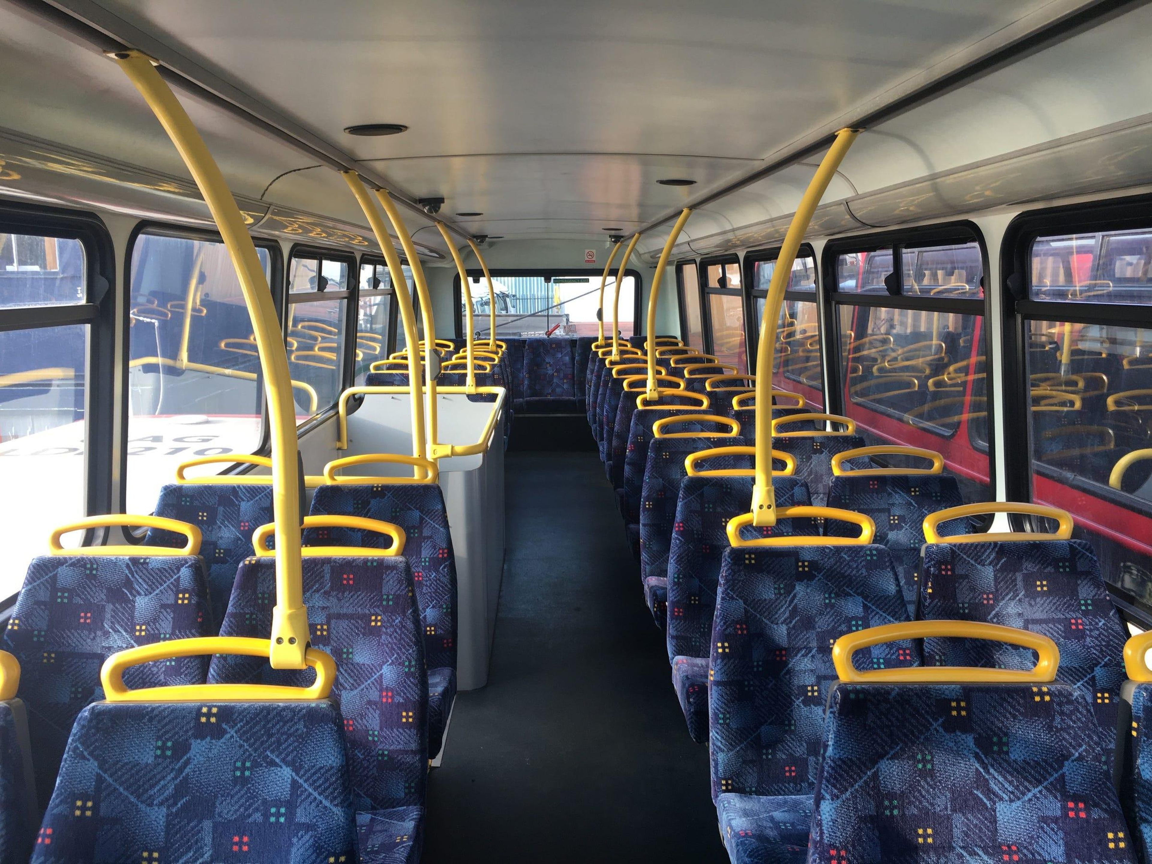 El autobús tenía todos los asientos cuando lo compraron.