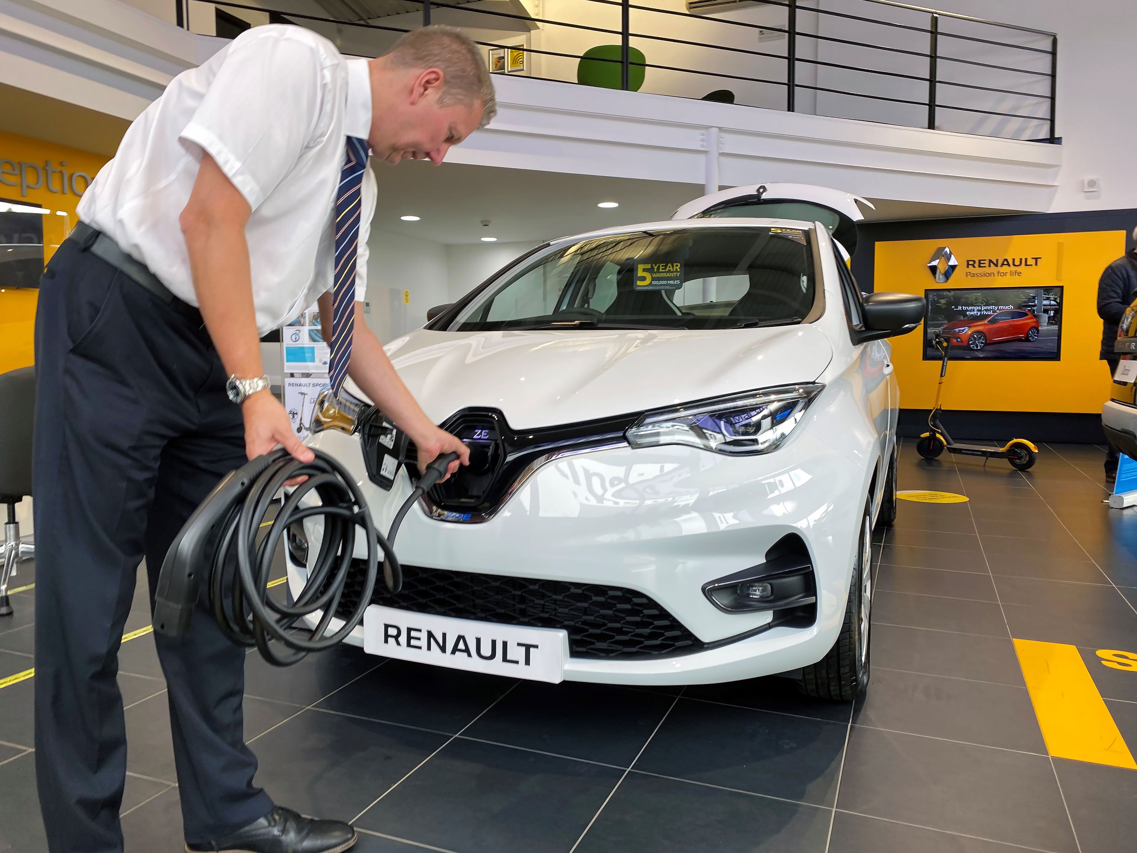 El eléctrico Renault Zoe en un concesionario de Reino Unido.