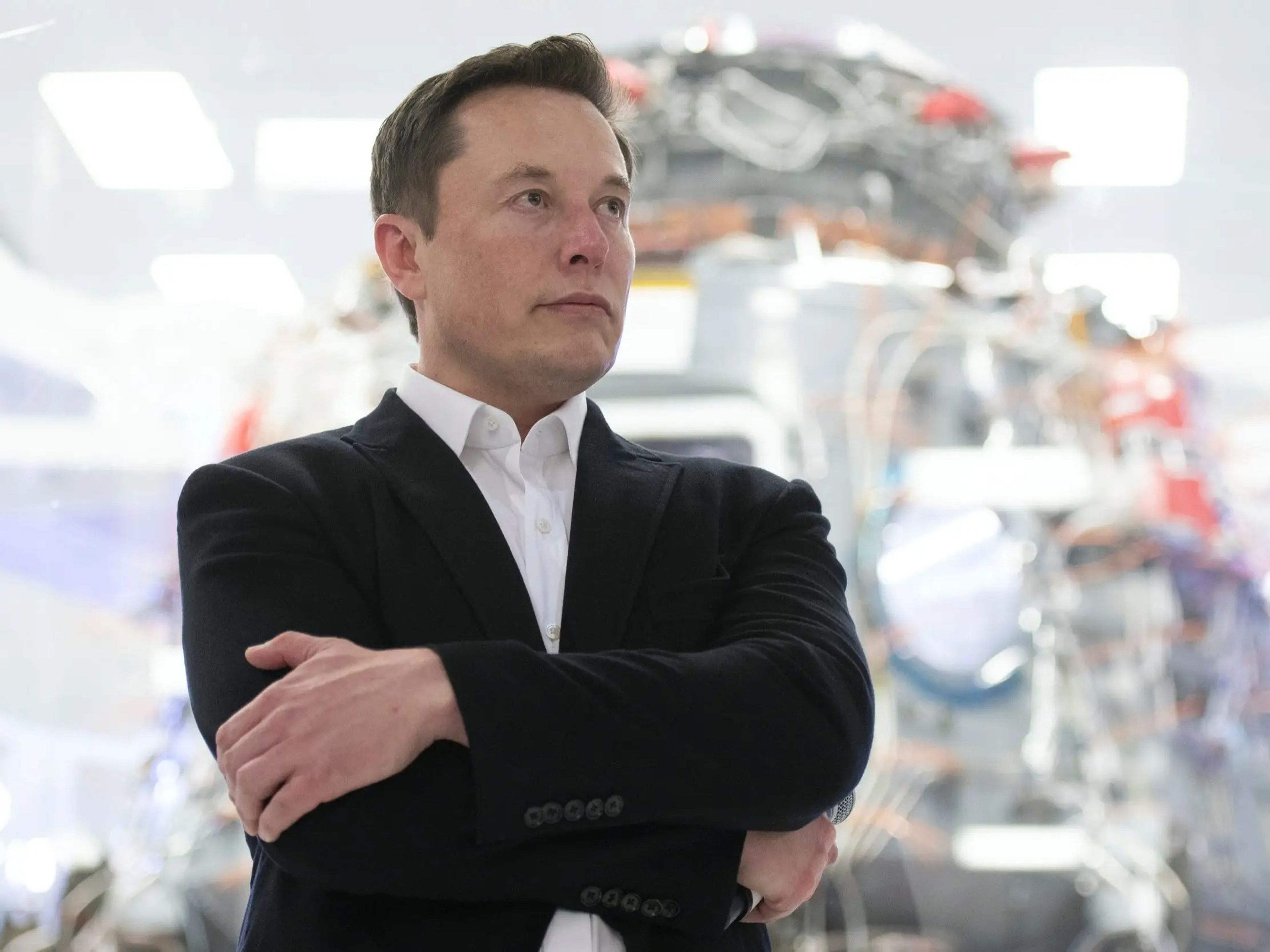 Elon Musk en la sala del Crew Dragon en California en 2019
