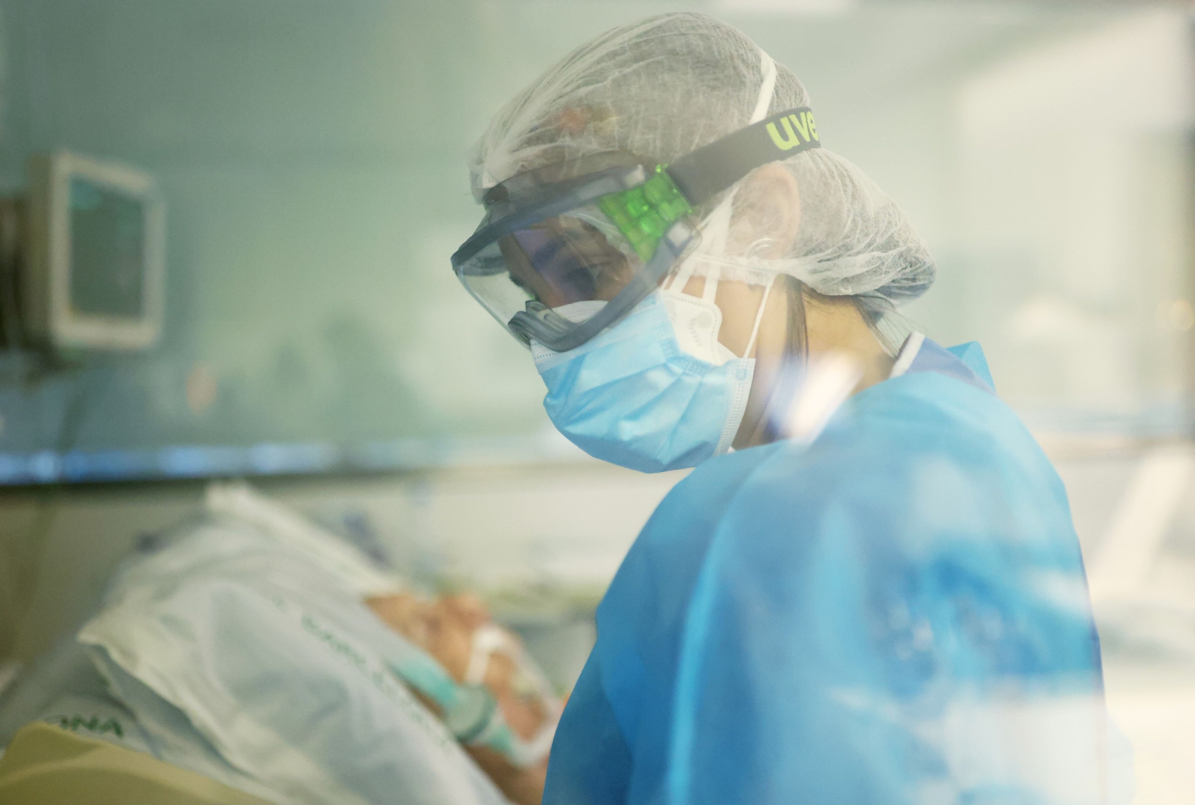 Una enfermera en la UCI de un hospital de Barcelona durante la pandemia de coronavirus