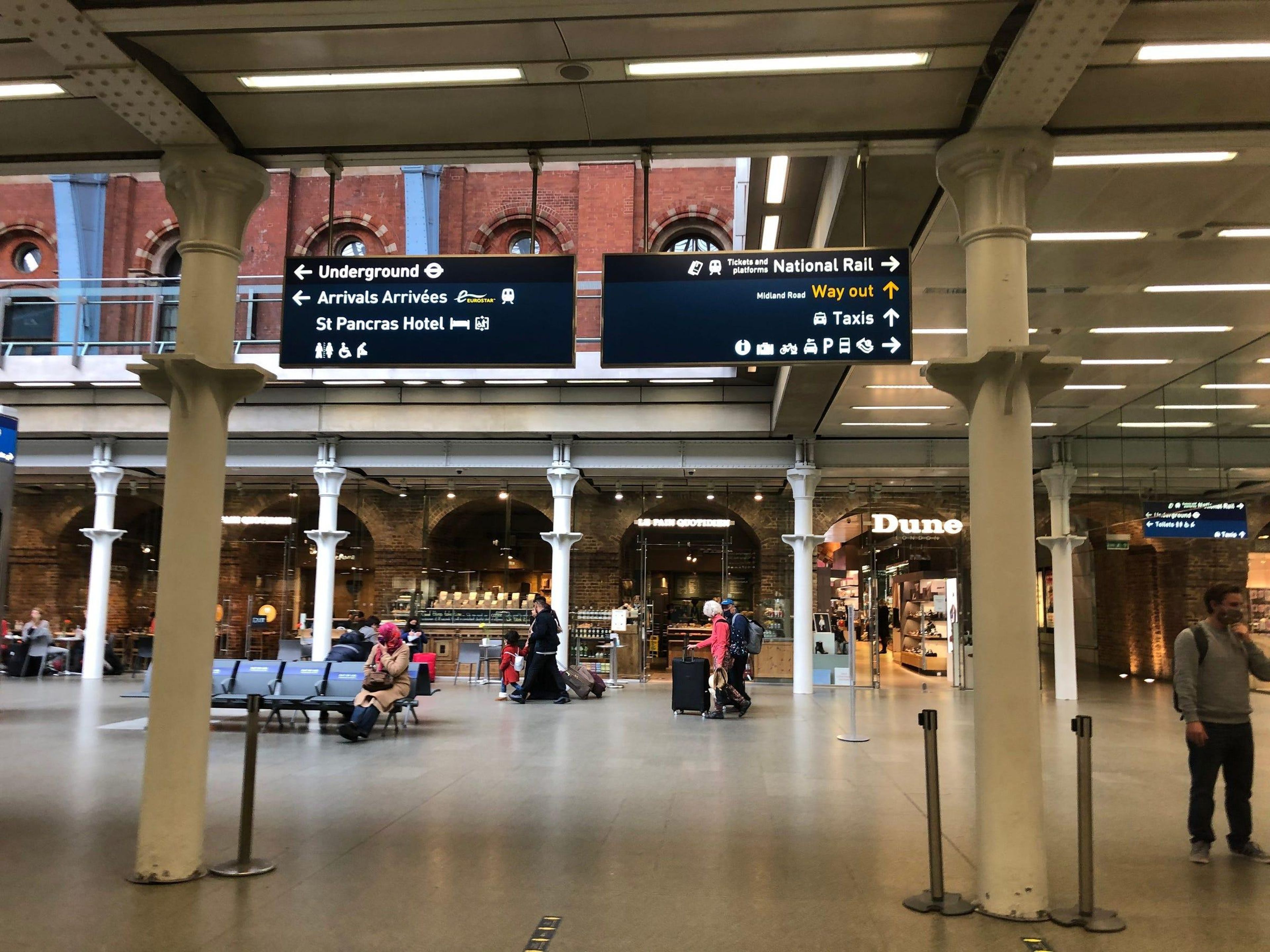 El tren sale de St. Pancras Station, en Londres.