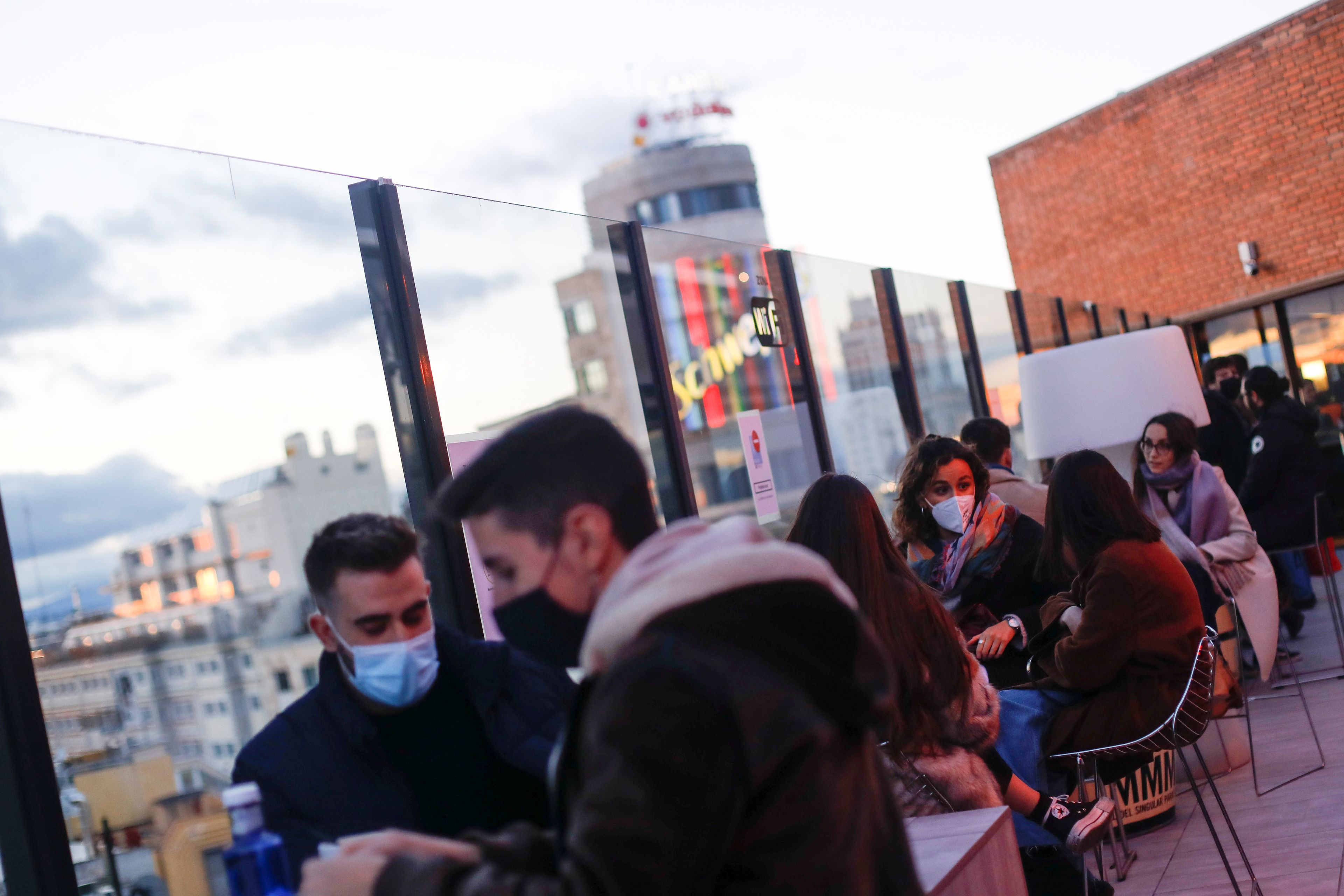 Gente con mascarillas en una terraza en Madrid.