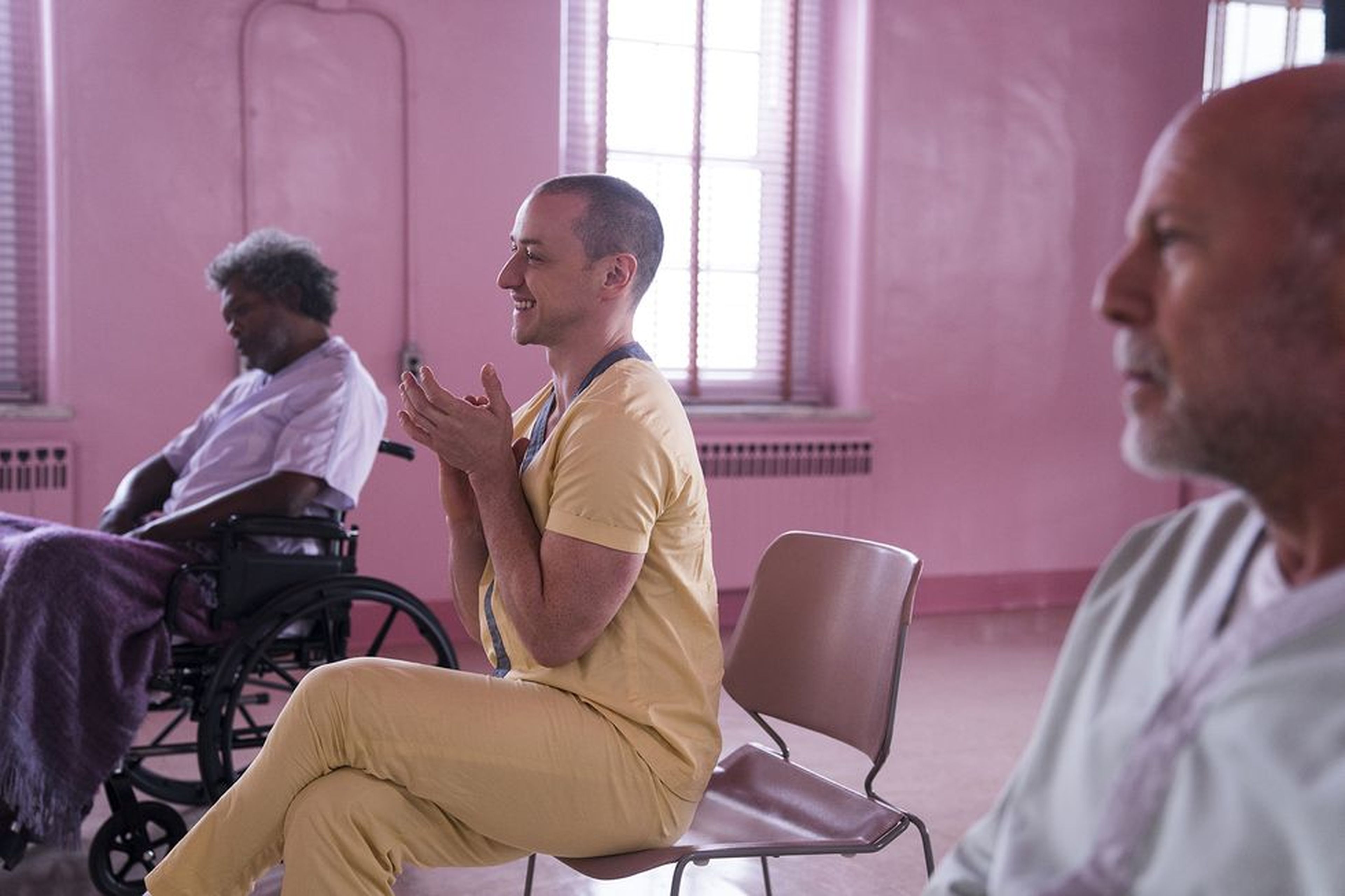En 'Glass' (2019), Samuel L. Jackson interpreta a un paciente con osteogénesis imperfecta.