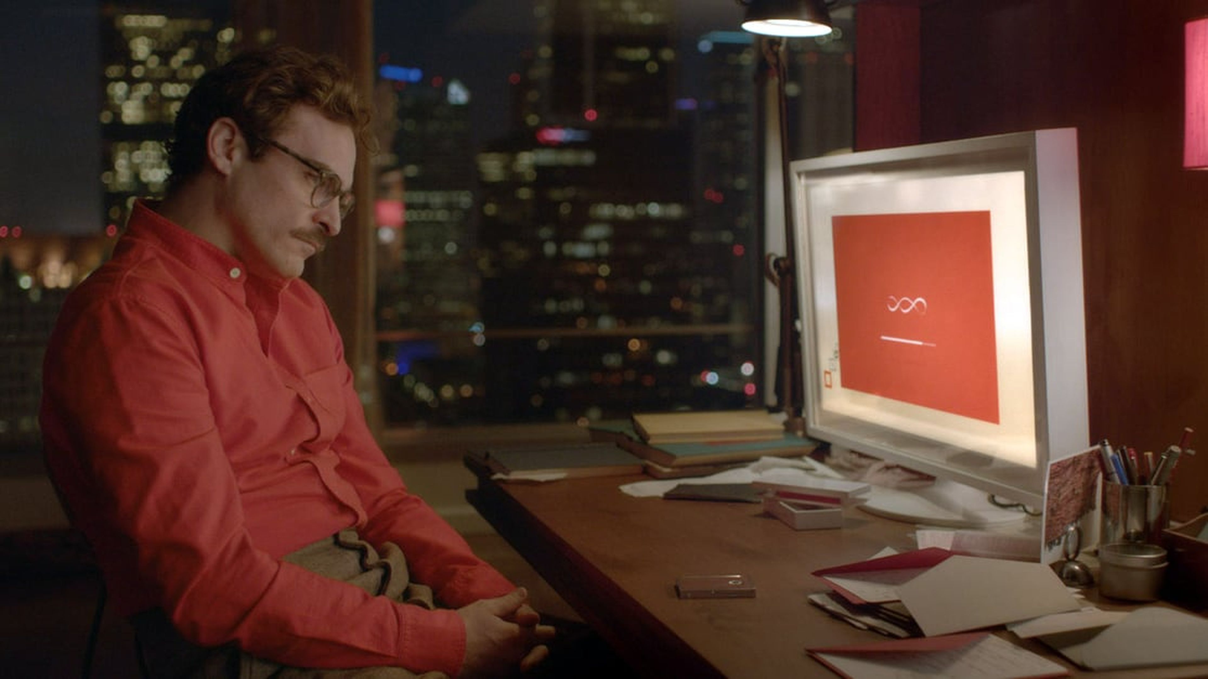 Joaquin Phoenix instalando OS One en la película 'Her', de 2013.