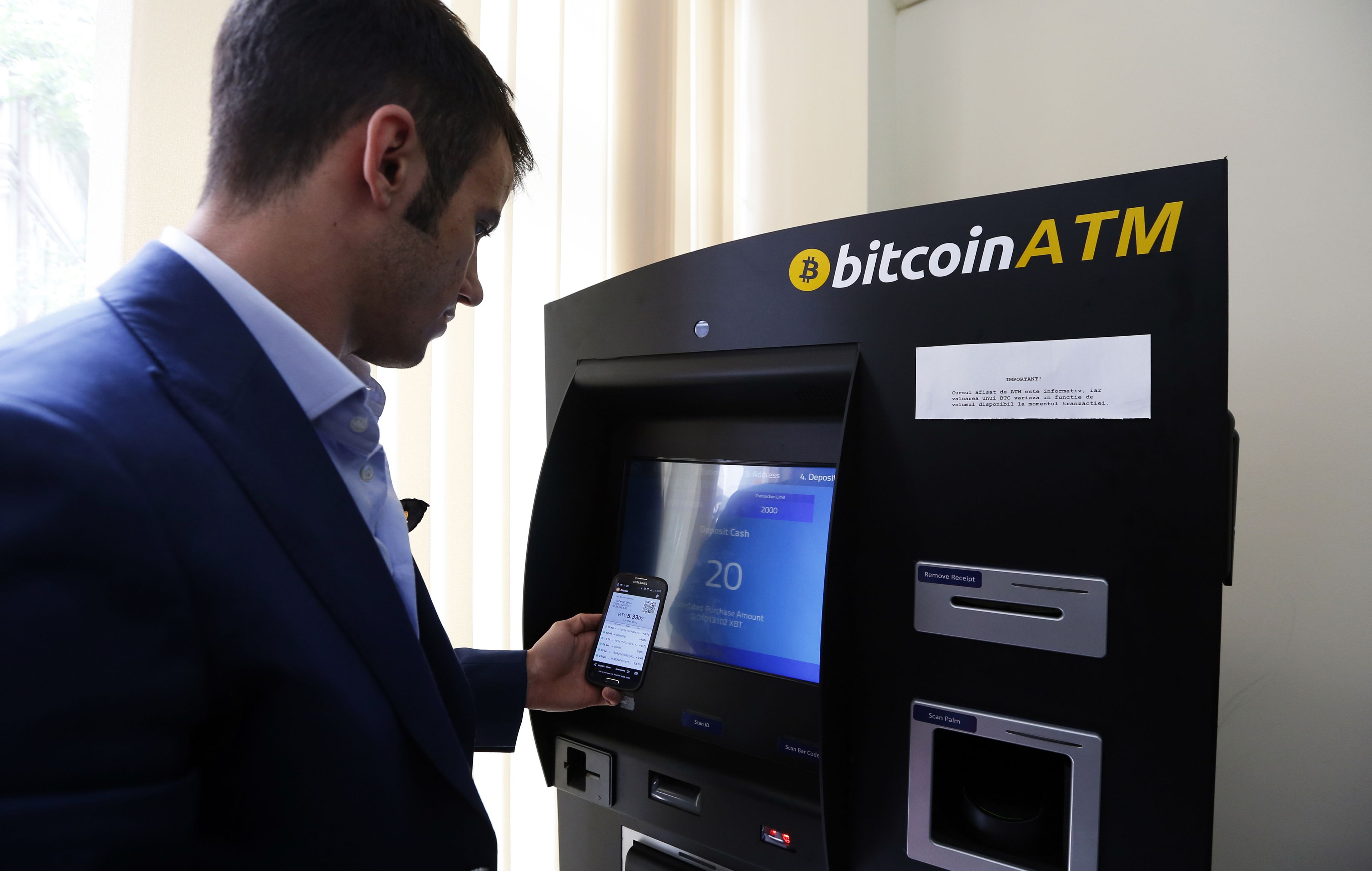 Hombre comprando Bitcoin