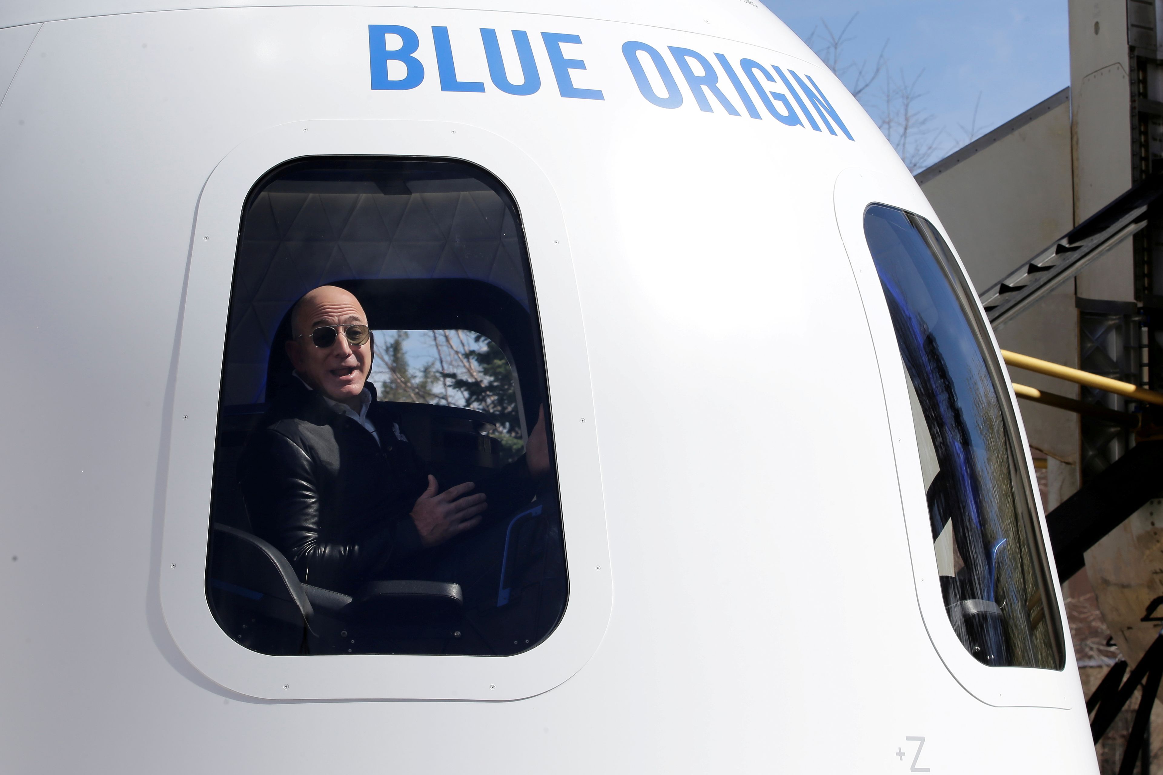 Jeff Bezos, en una cápsula de Blue Origin.
