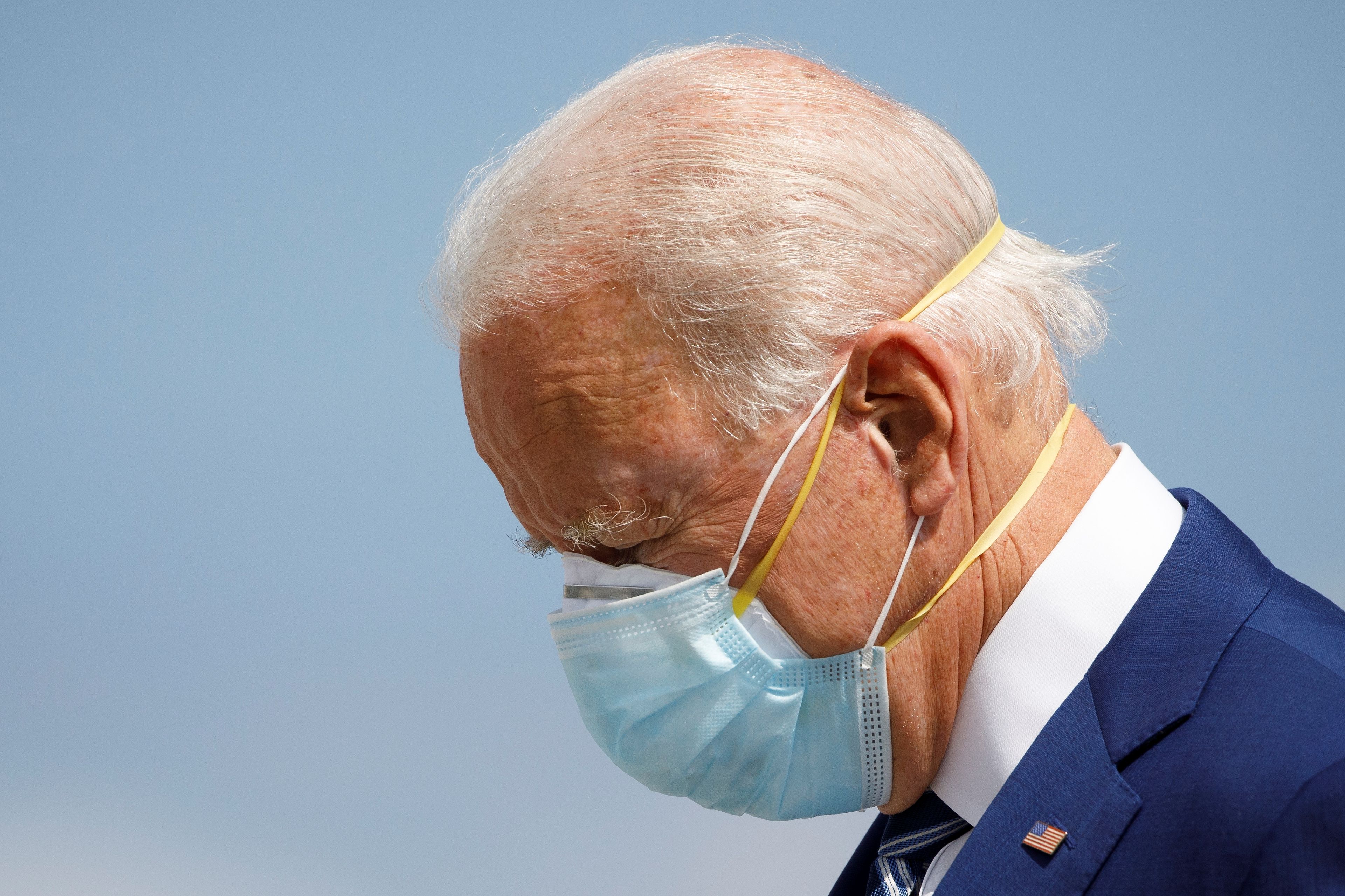 El presidente de Estados Unidos, Joe Biden, utilizando doble mascarilla