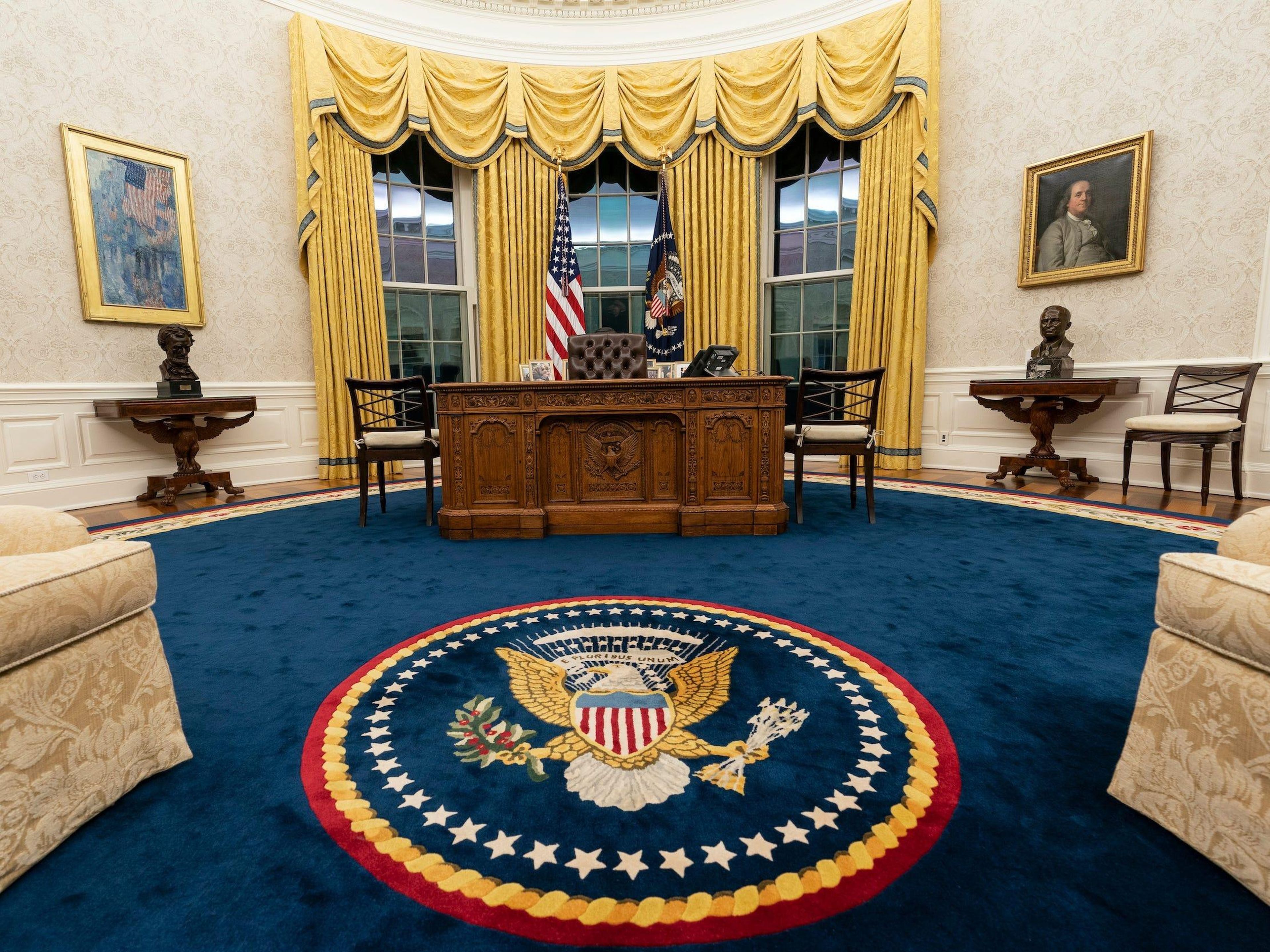 La alfombra azul oscuro se vio por última vez en el despacho oval durante la administración Clinton.