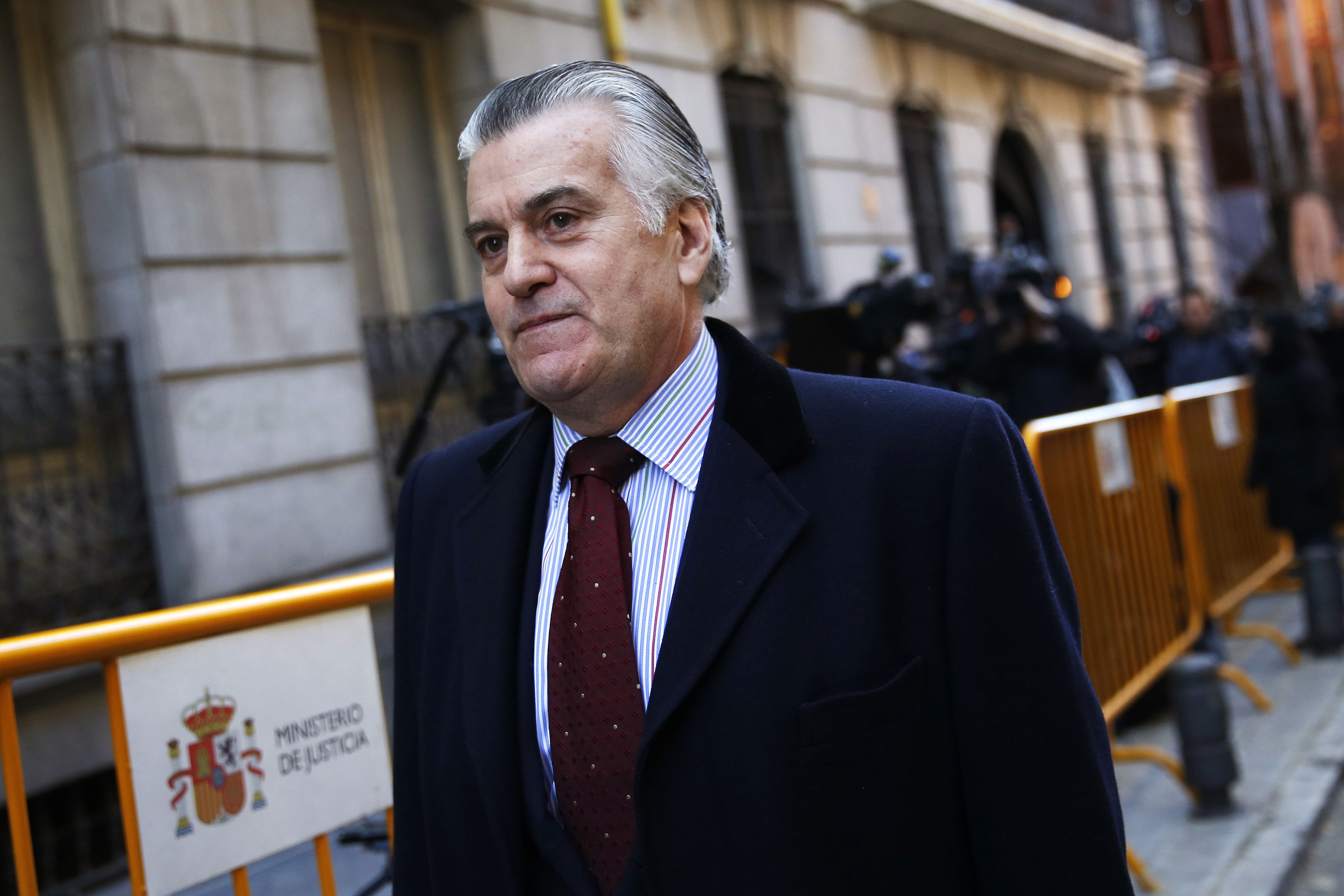 Luis Bárcenas, ex tesorero del Partido Popular (PP), abandona el Tribunal Superior de España el 23 de enero de 2015.