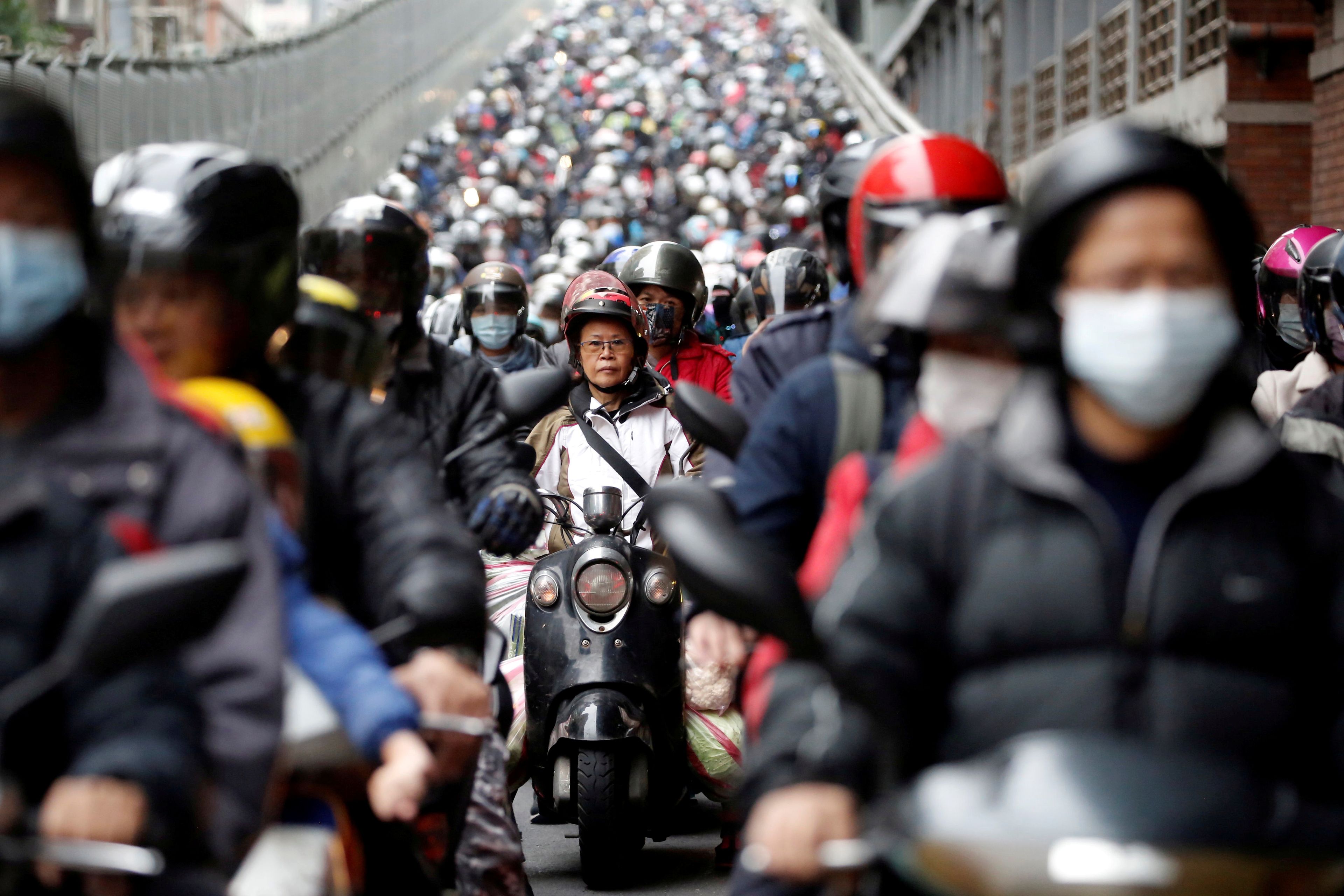 Motos en Taipei, Taiwan, durante la pandemia del coronavirus.