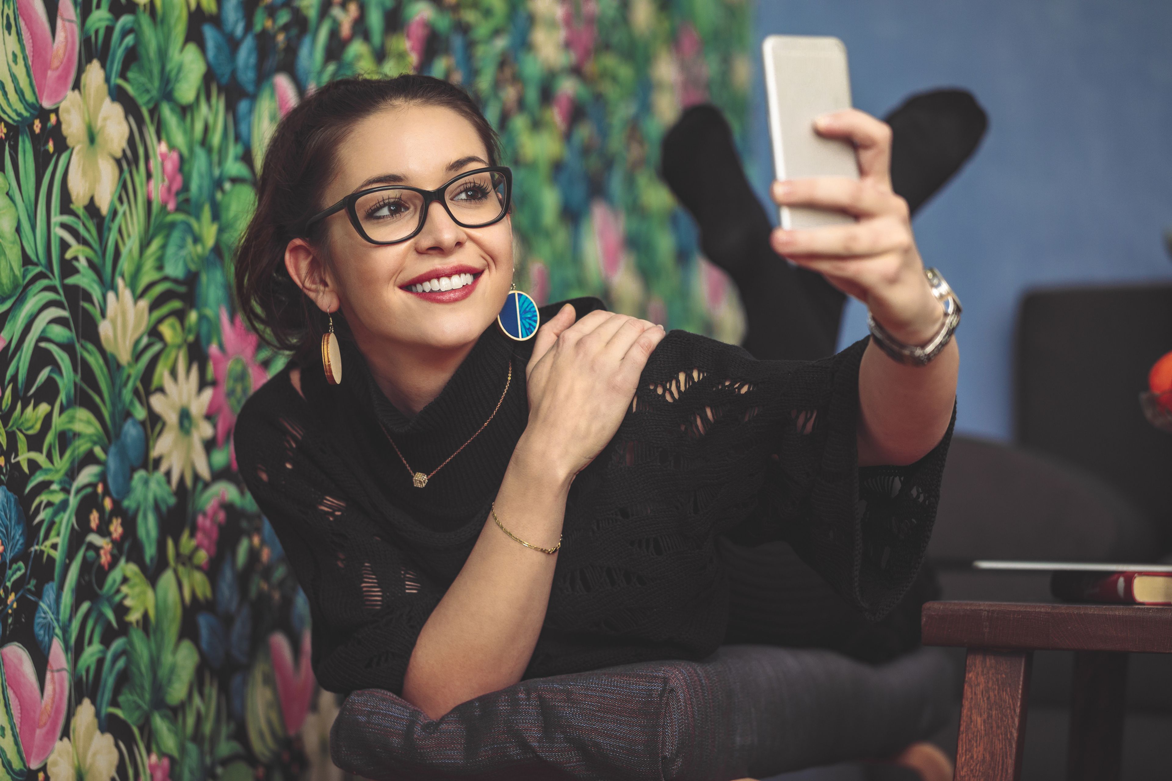 Mujer se hace un selfie con el móvil.