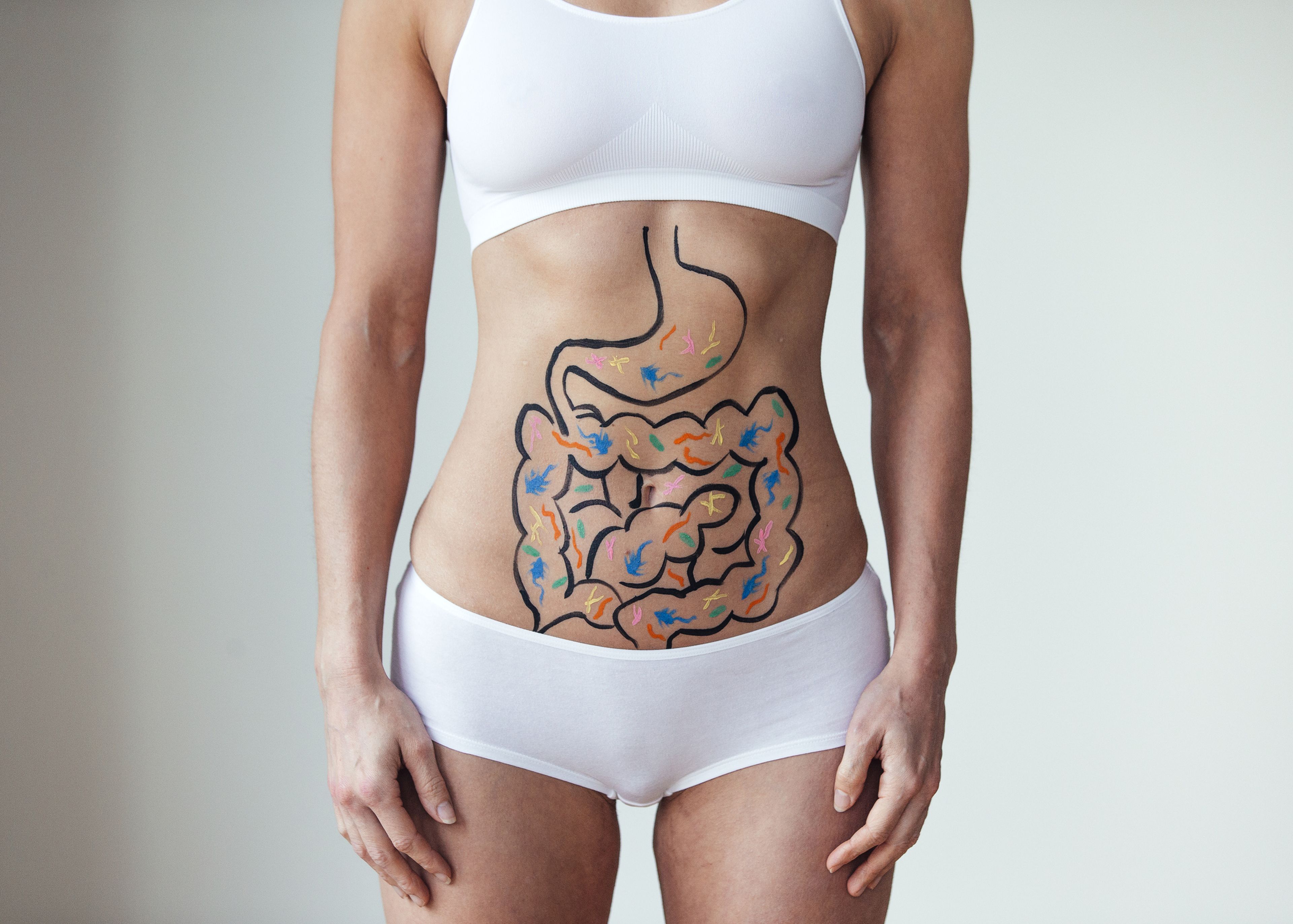 Mujer con intestino pintado.