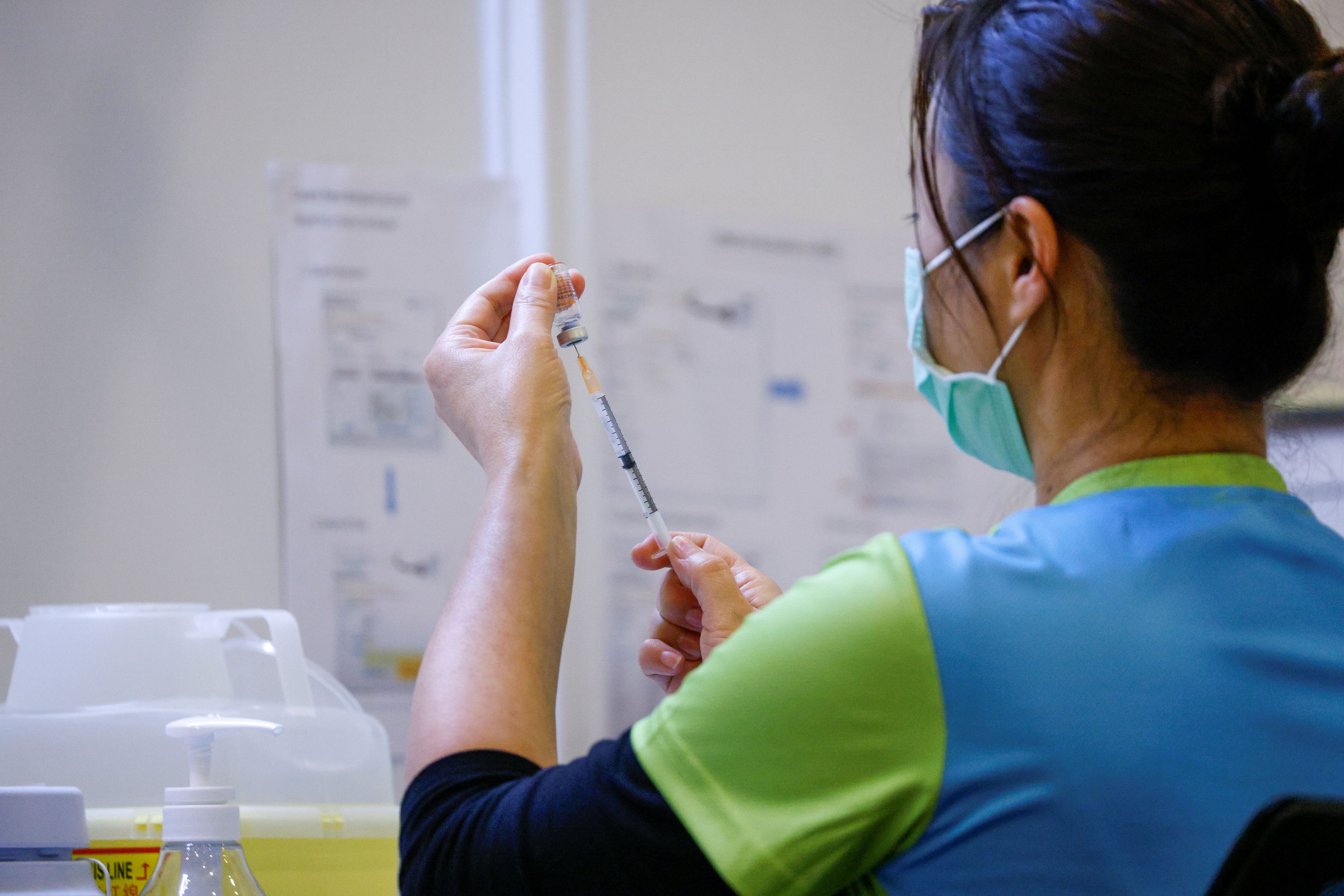Enfermera preparando una vacuna en Hong Kong, país en el Top 3 de eficiencia sanitaria.