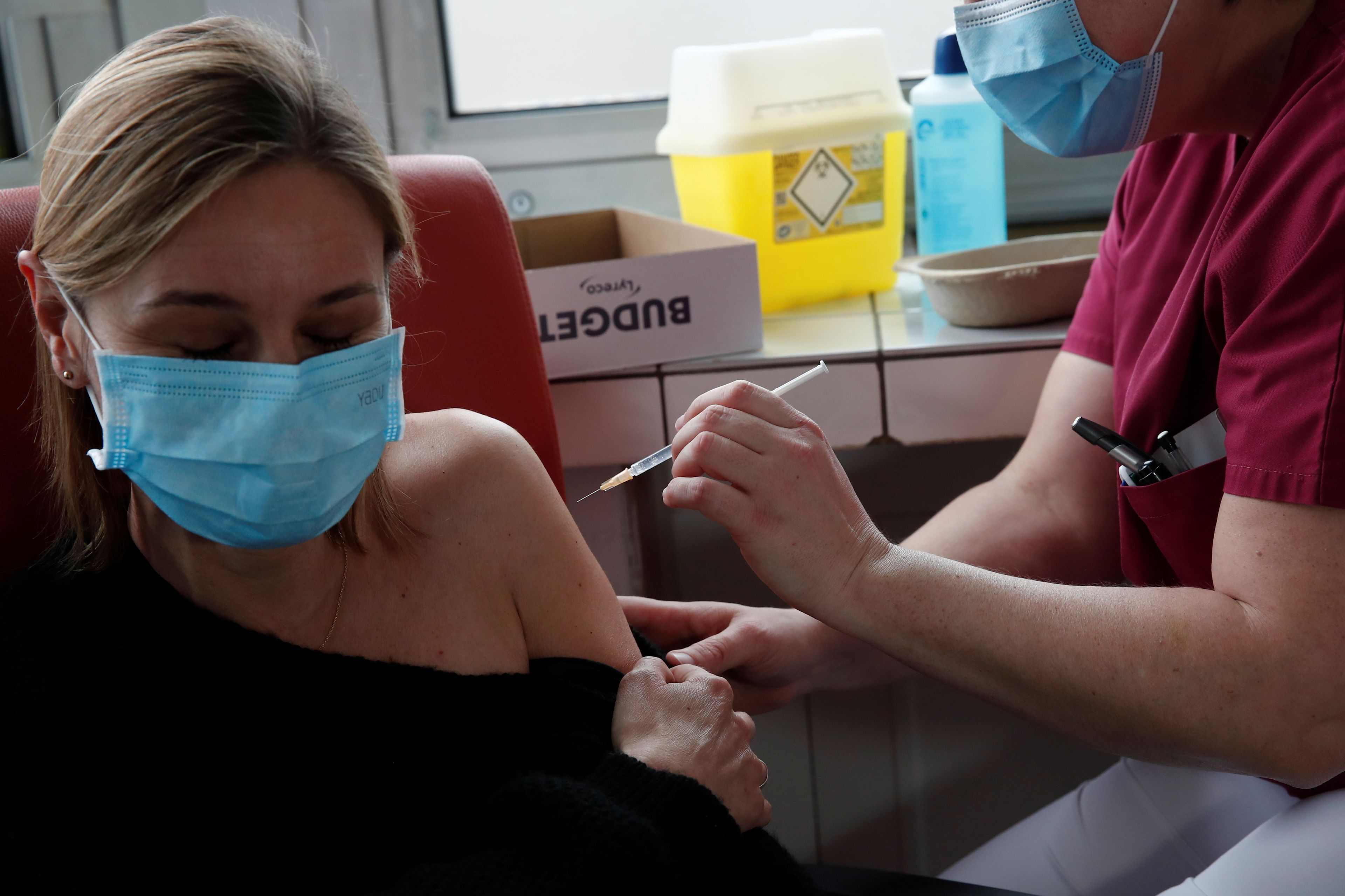mujer recibiendo la vacuna COVID-19