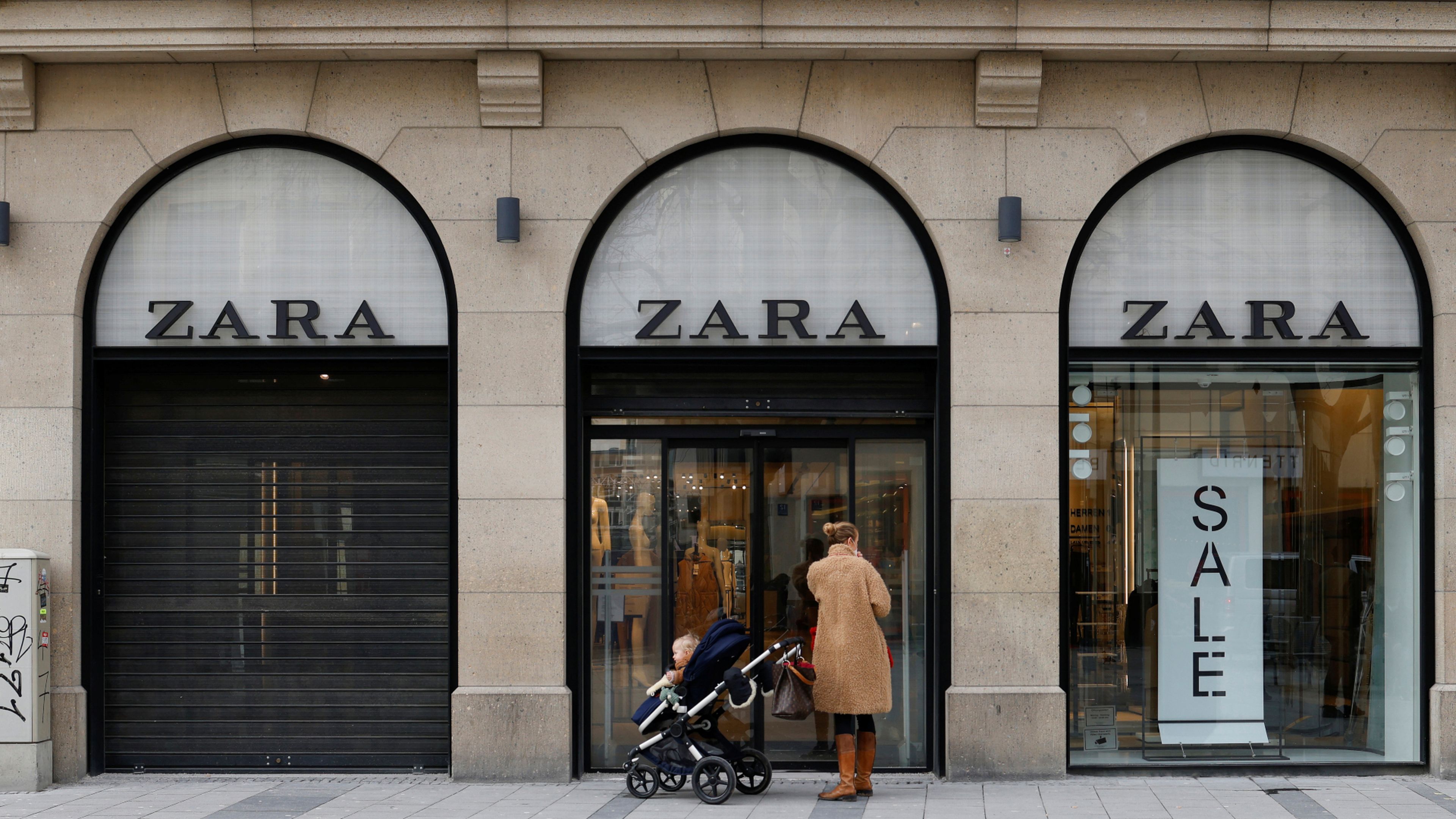 Una mujer ante una tienda de Zara en Munich (Alemania)