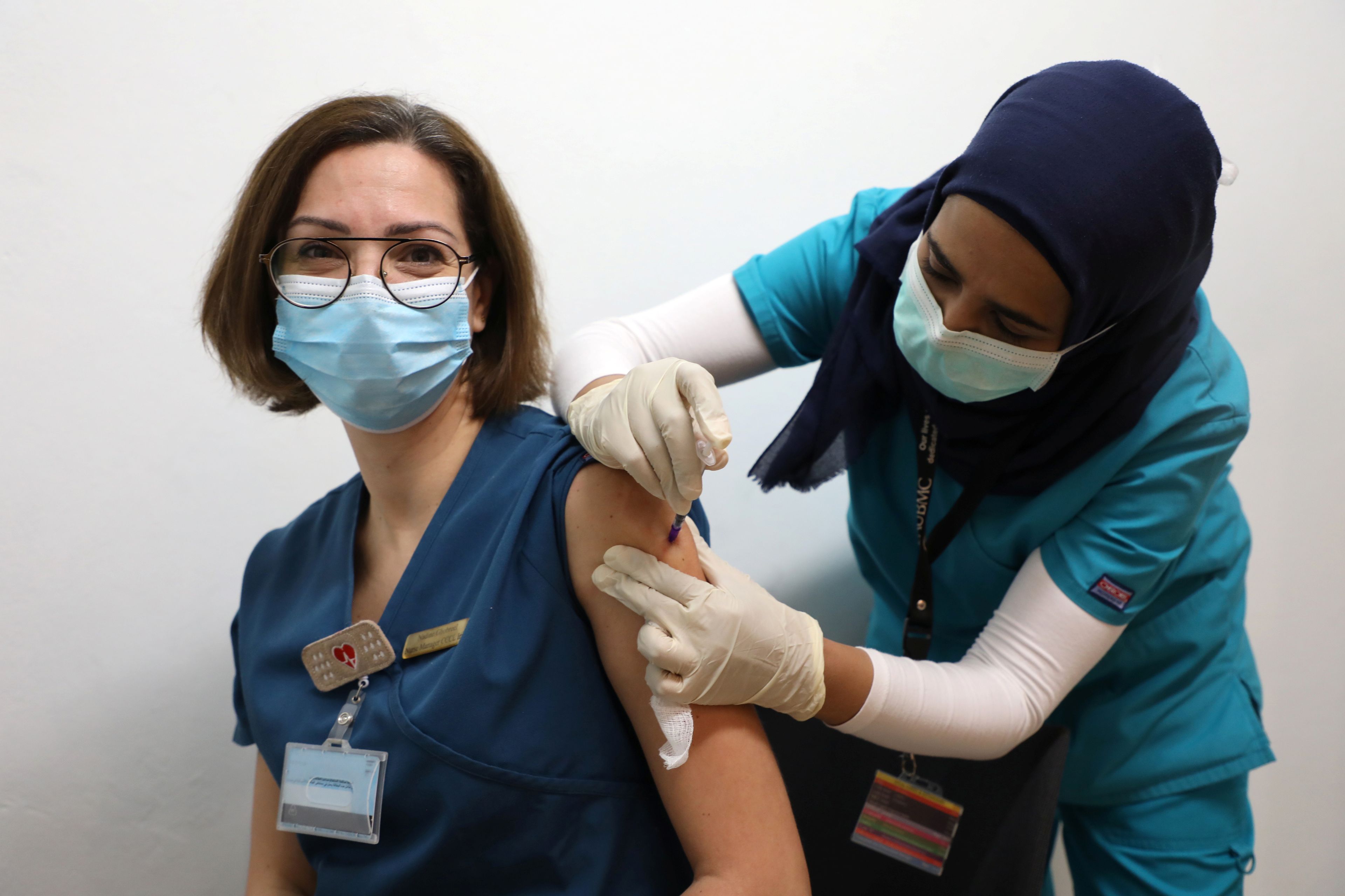 Una mujer es vacunada con la candidata de Pfizer y BioNTech.