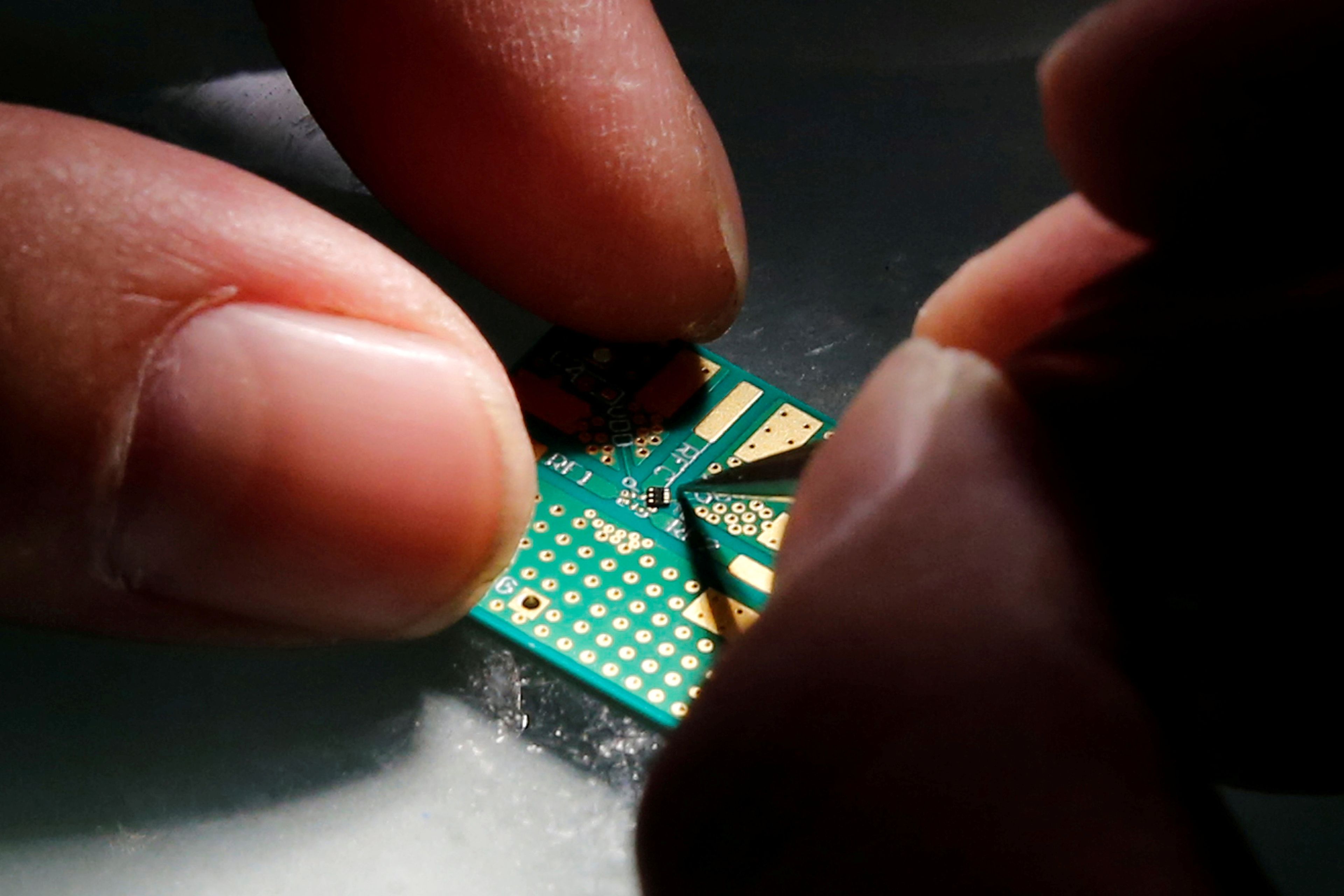 Un operario del fabricante chino Tsinghua diseña un semiconductor en Pekín (China)