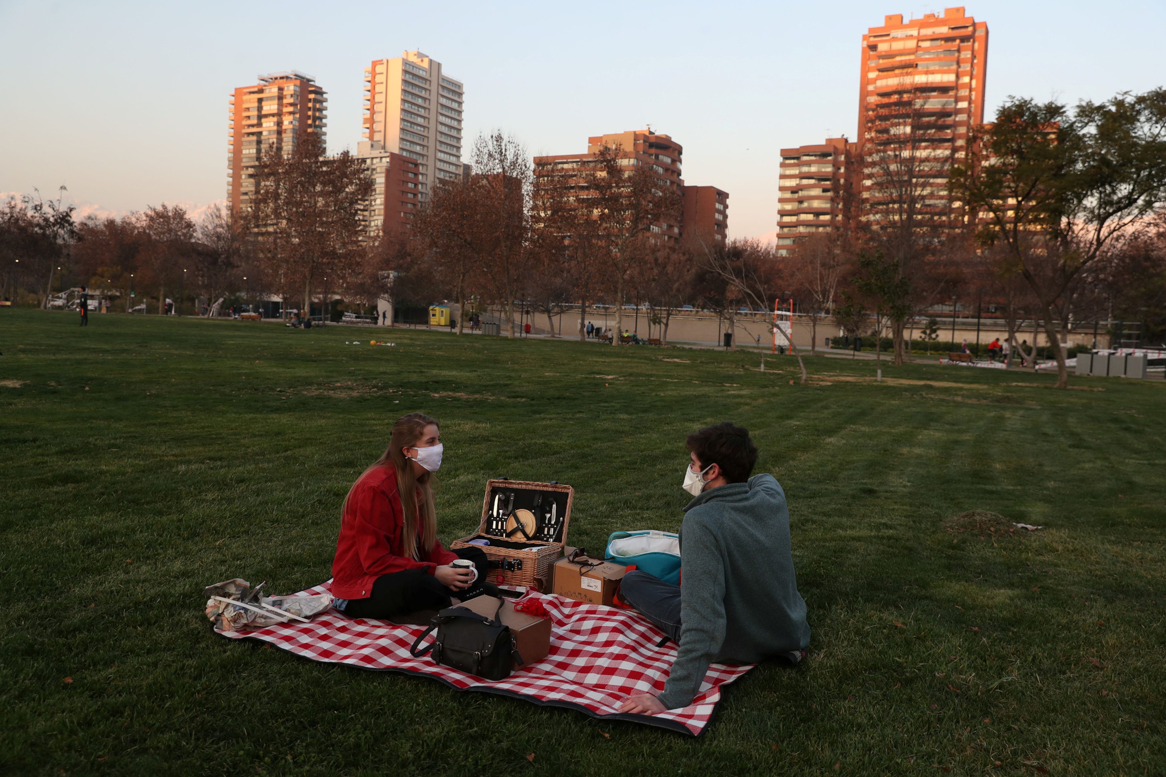 pareja haciendo picnic en pandemia