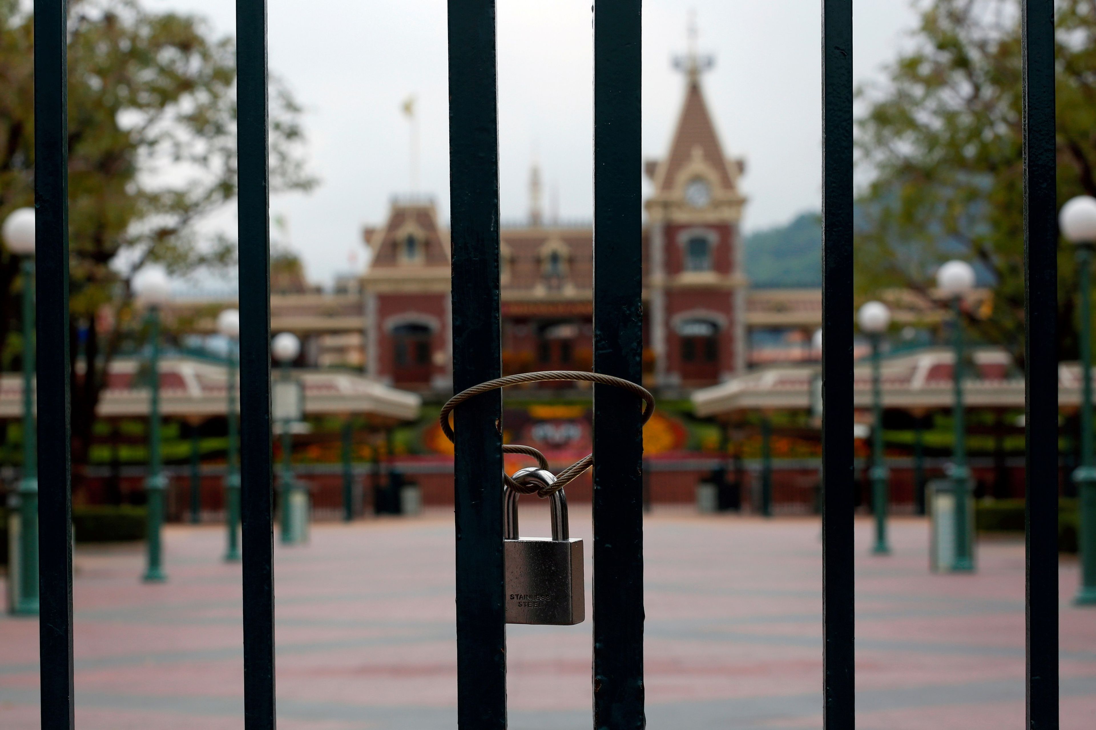 El parque de Disneyland en Hong Kong, cerrado por la pandemia