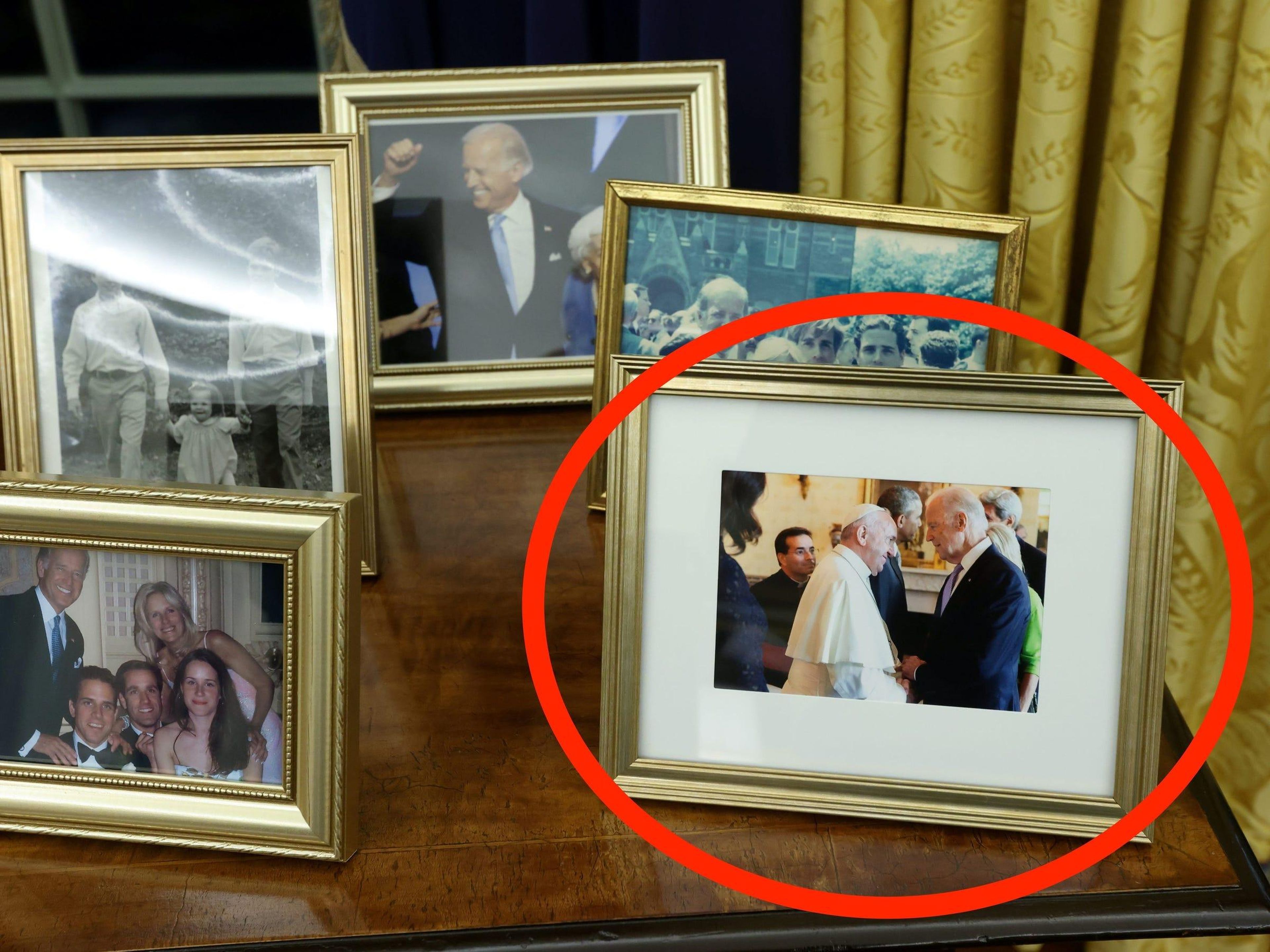Una foto del presidente Biden y el Papa.