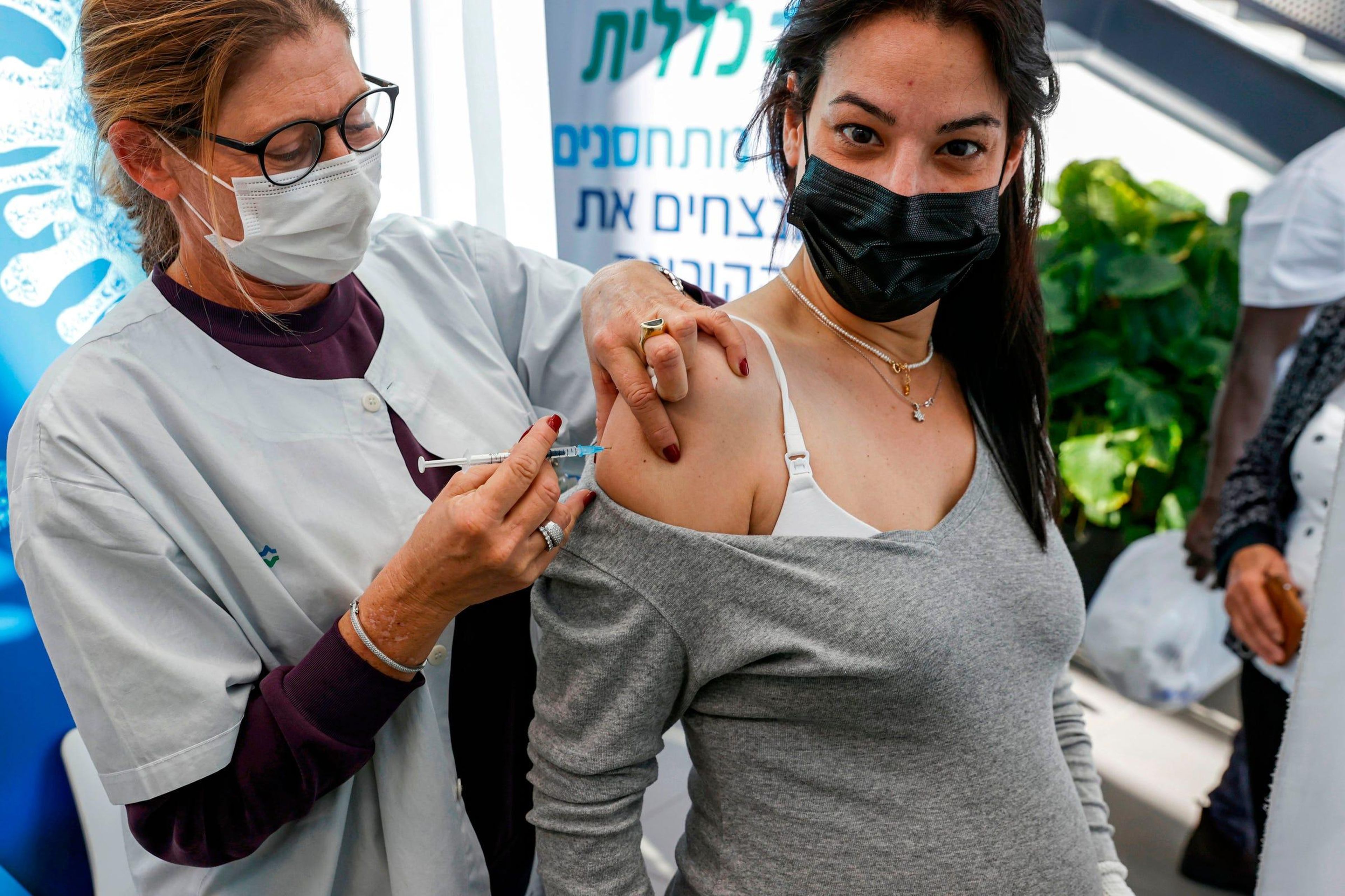 Una enfermera administrando una vacuna en Tel Aviv en enero.