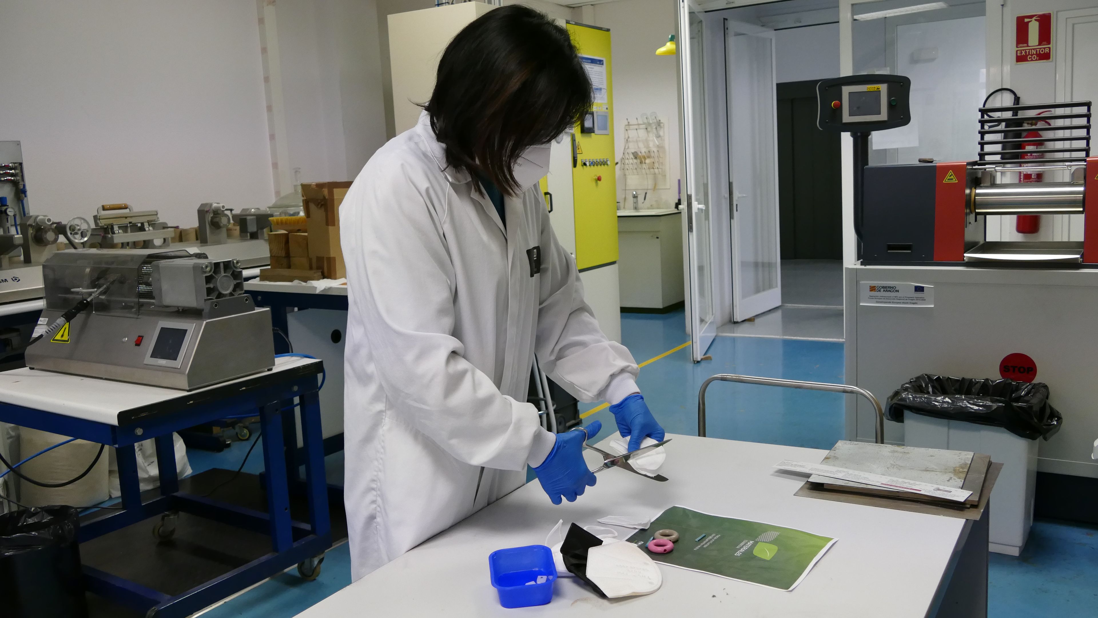 Integrante del equipo de ITAINNOVA iniciando los procesos de reciclaje de mascarillas.