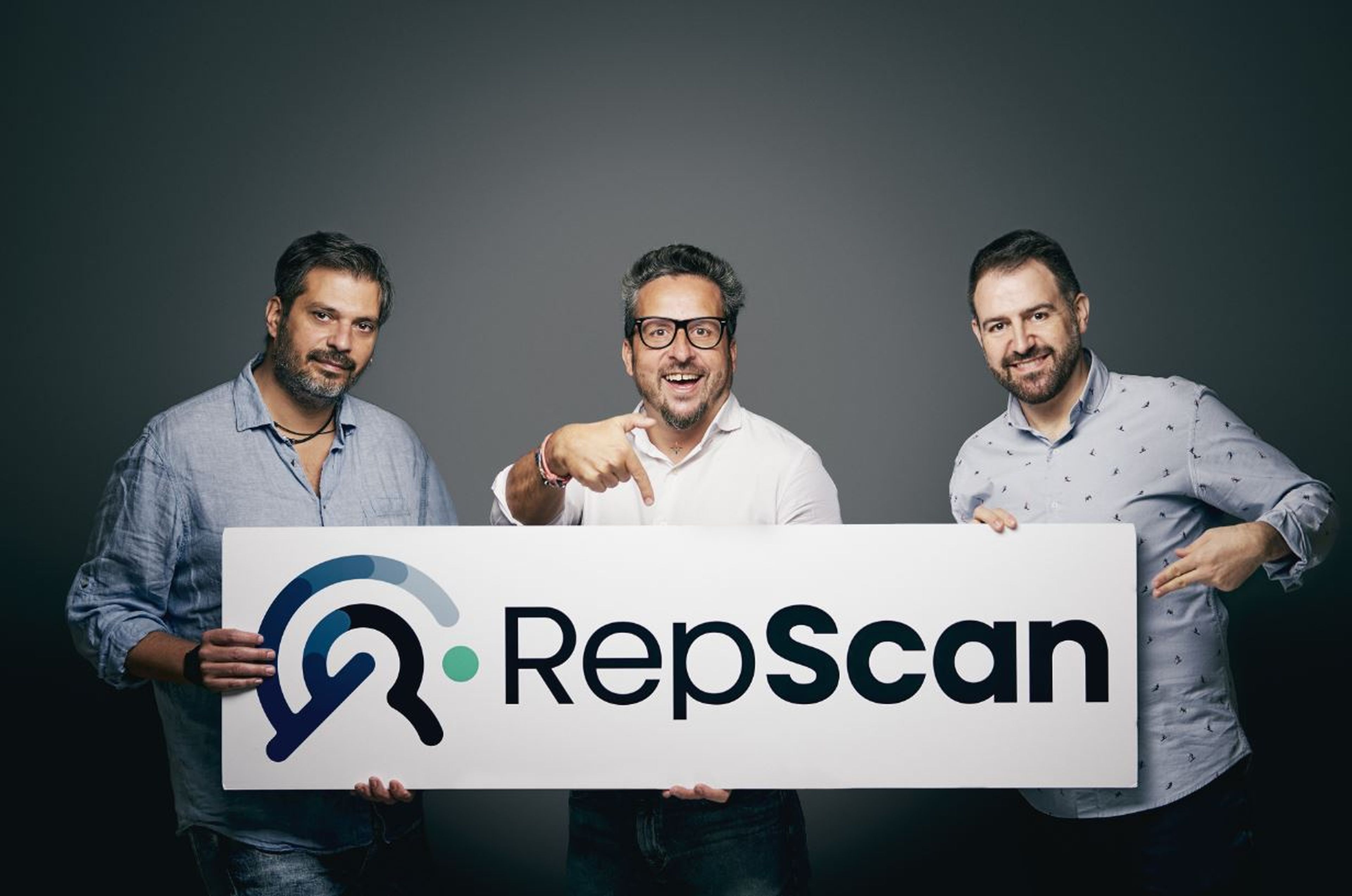 Josep Coll (centro) rodeado por Coque Moreno (izquierda) y Alejandro Castellano (derecha), fundadores de RepScan.