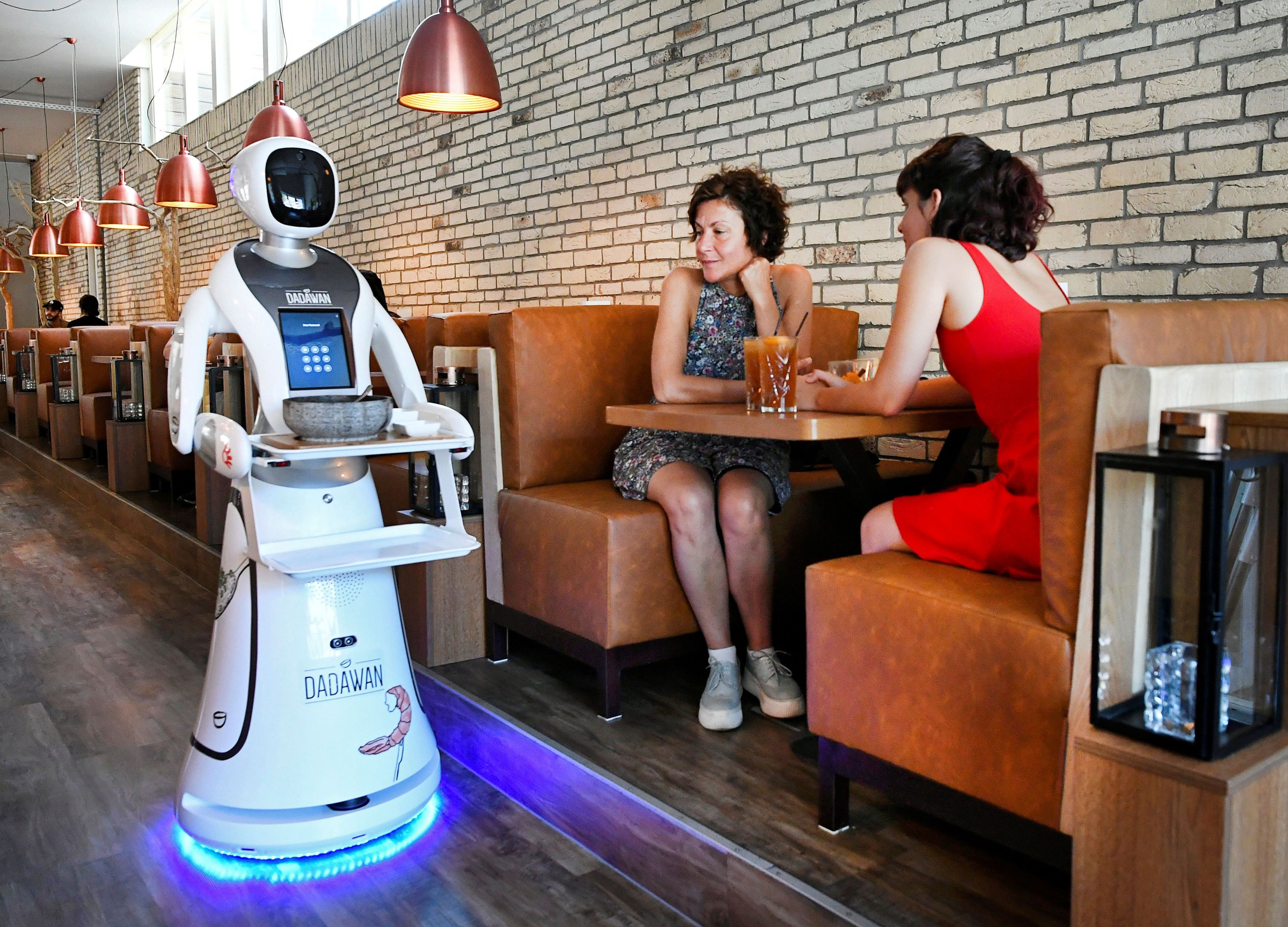 Un robot sirve la comida en un restaurante chino de los Países Bajos.